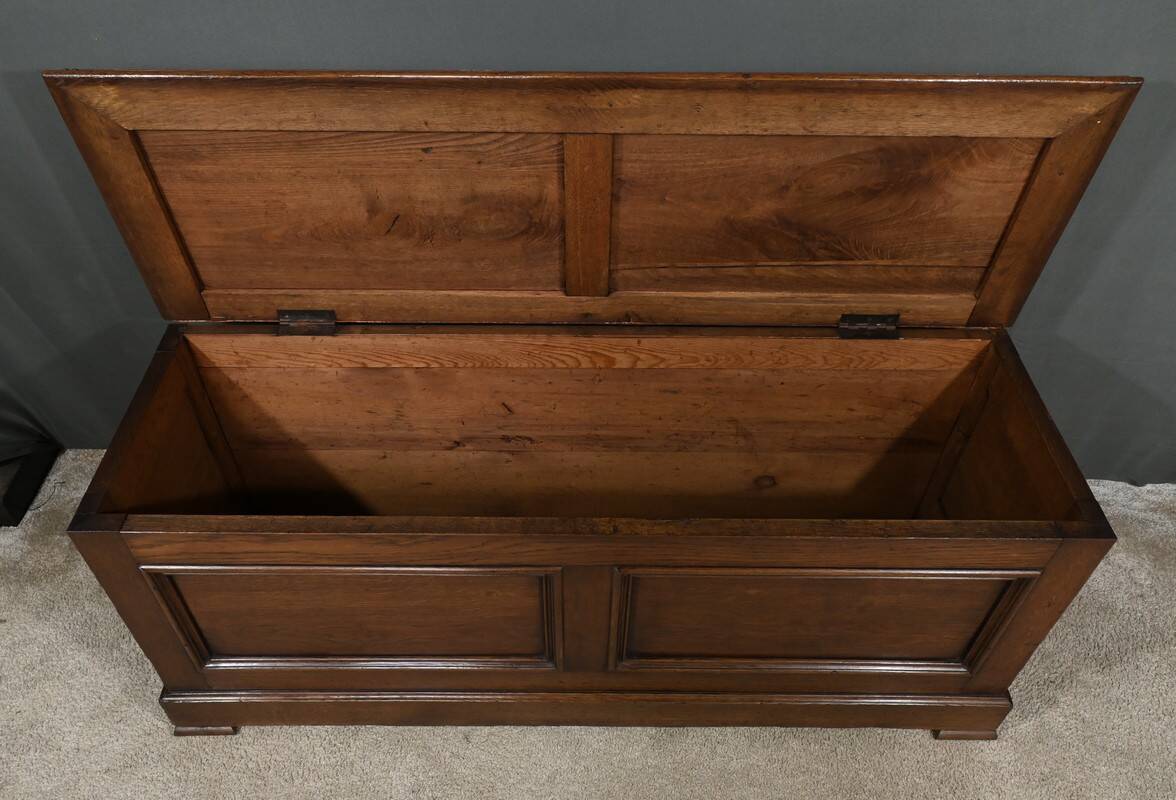 Oak Landing Chest Bench – Early 20th Century