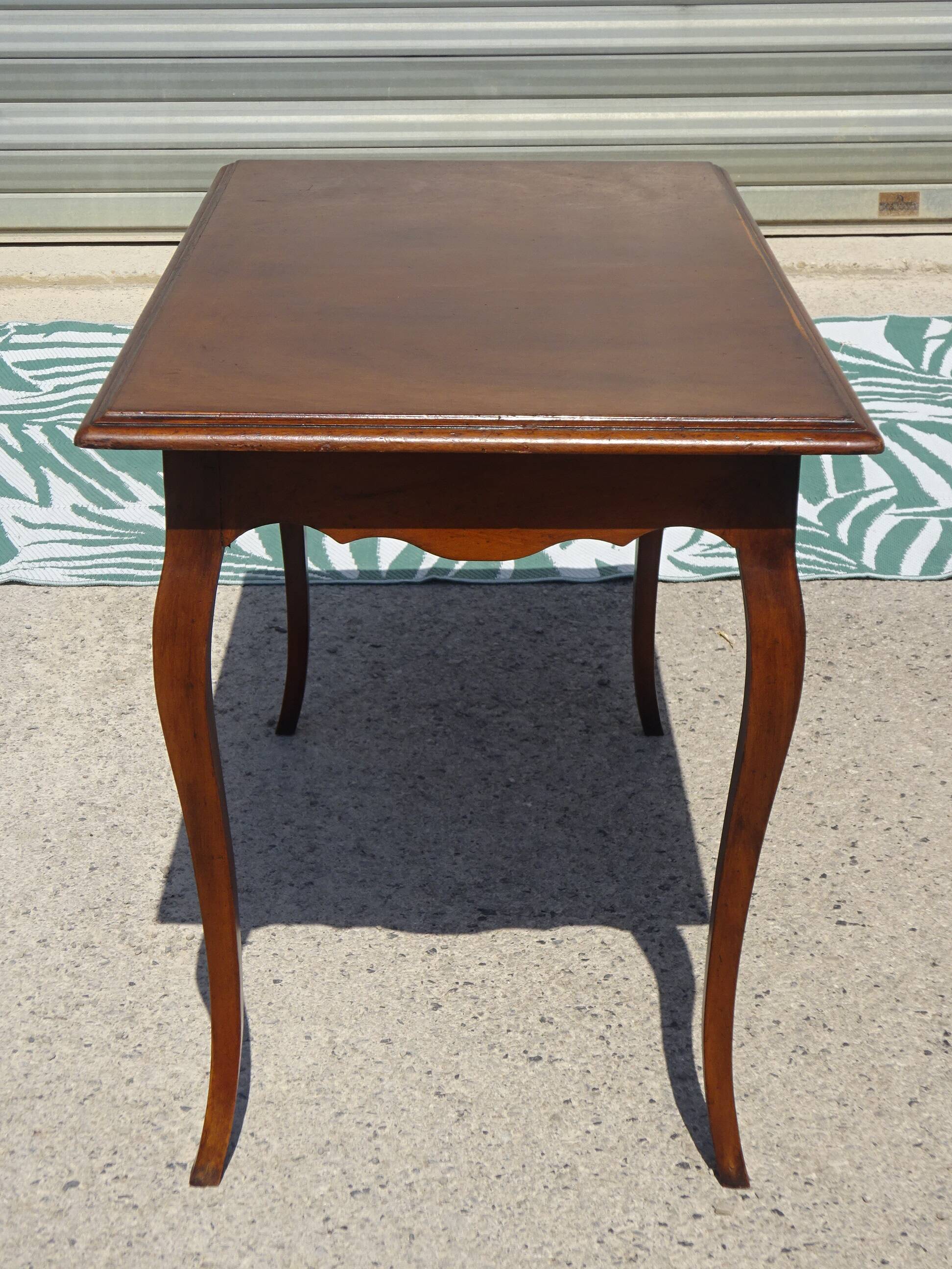 Petit bureau en bois de style Louis XV