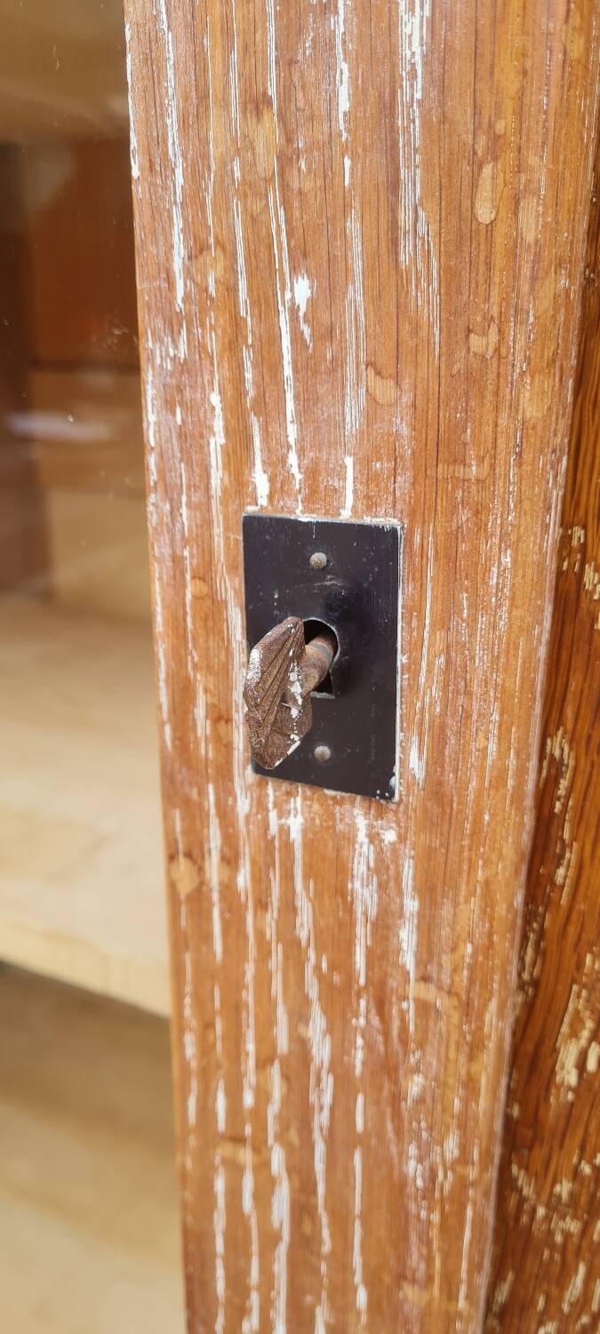 Armoire pied compas en chêne blond