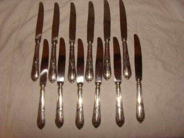 12 couteaux de table M.A/inox de style ''Louis XV'' modèle au cor de chasse