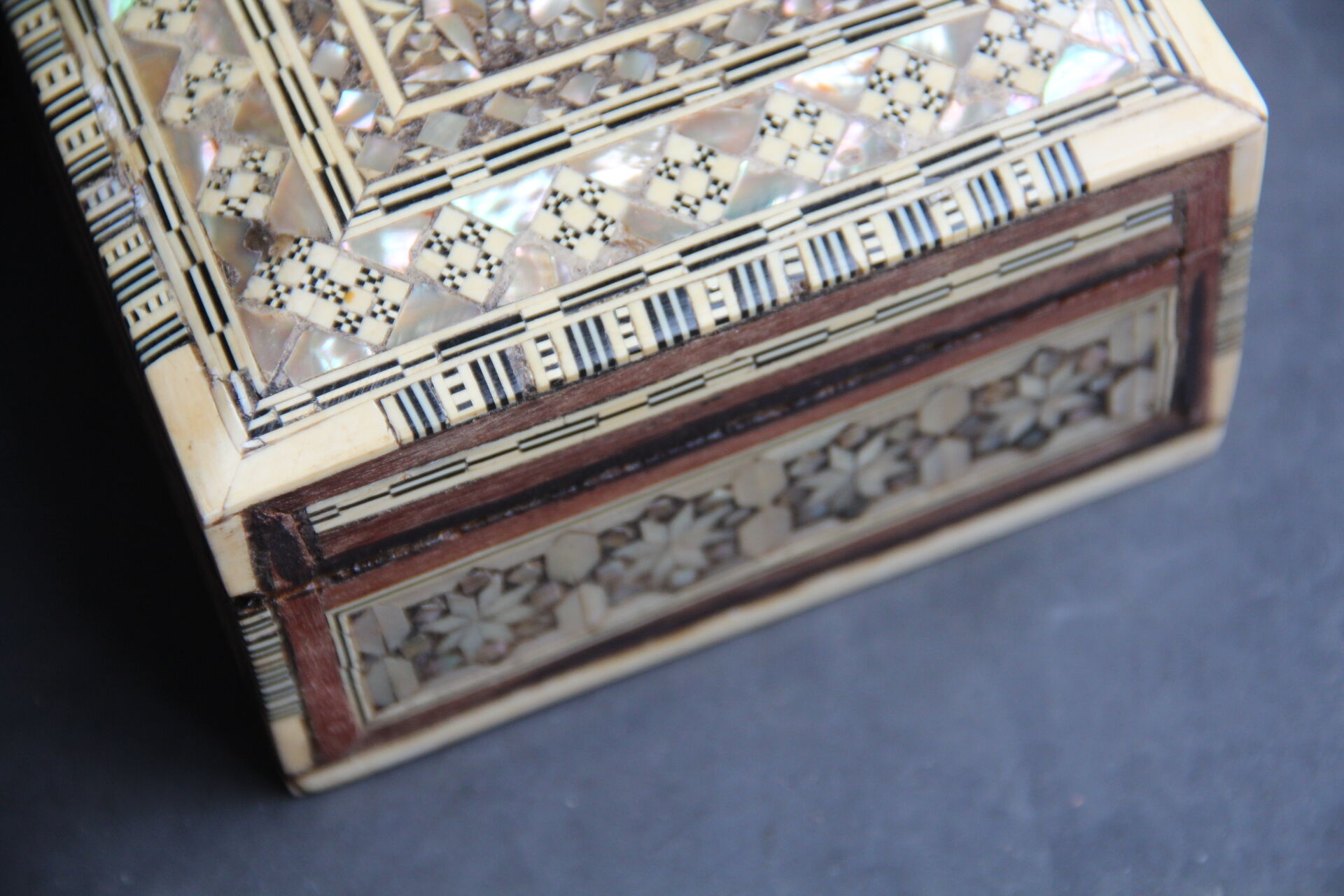 Nice little old mother-of-pearl box, ivory, horn