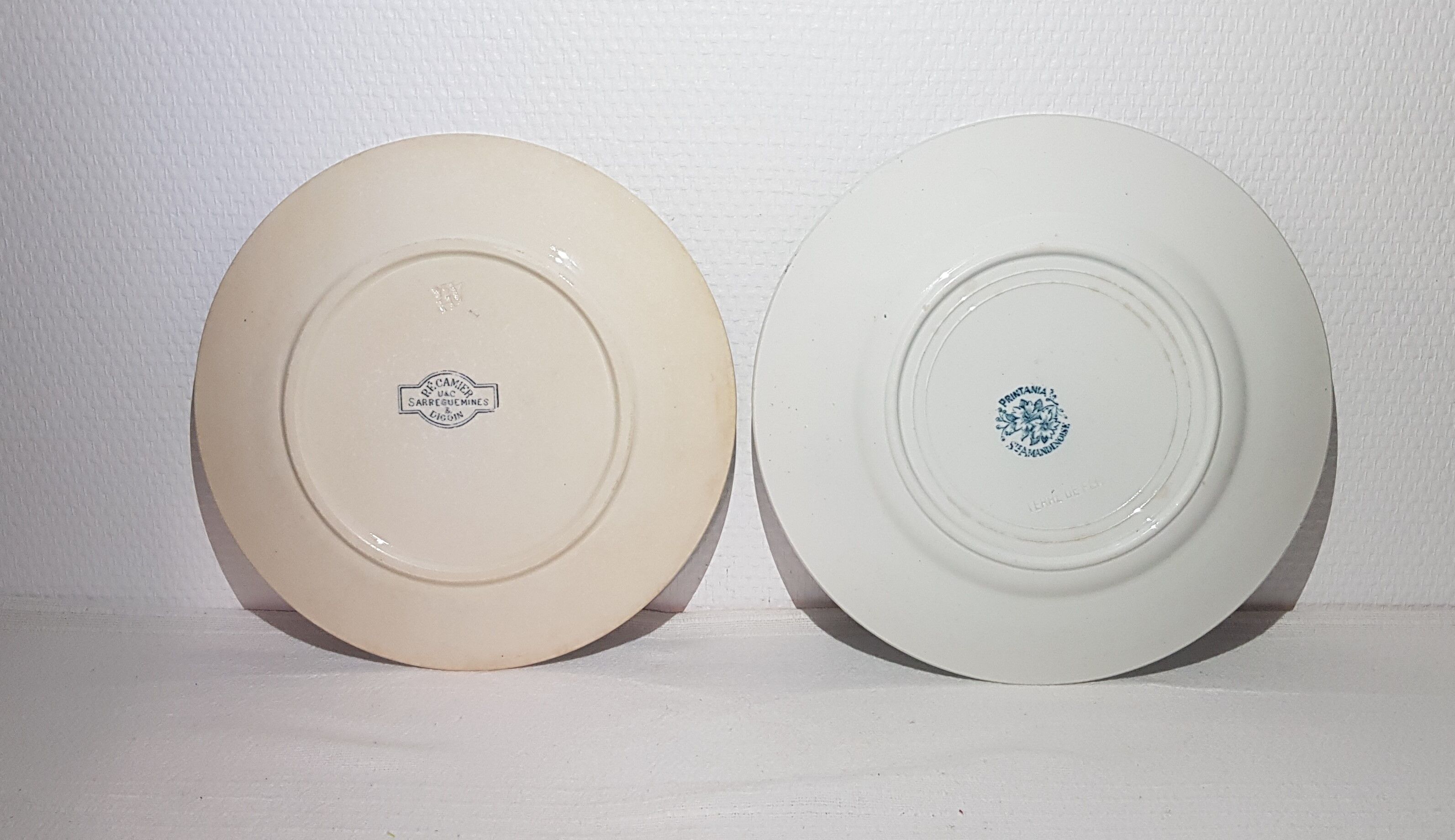 Set of 4 mismatched flat plates from different earthenware, iron earth