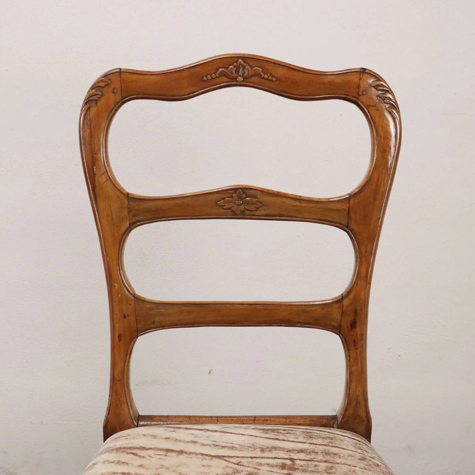 Group of 4 antique Baroque chairs in walnut, Italy, 18th century.
