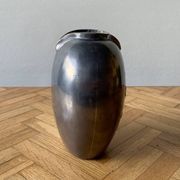Petit vase en étain orné de fleurs en laiton