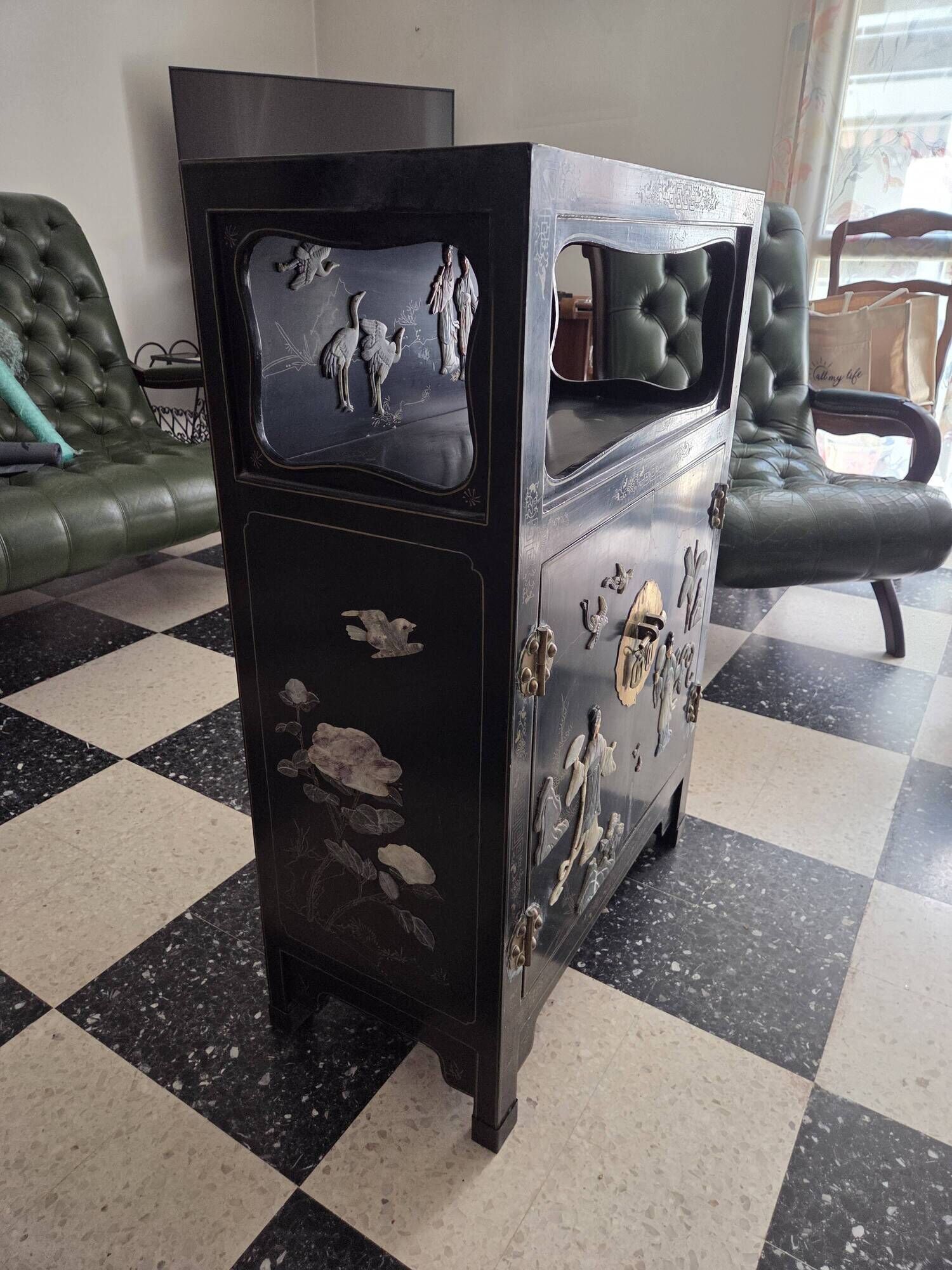 Lacquered Chinese cabinet (flowers, birds, women)