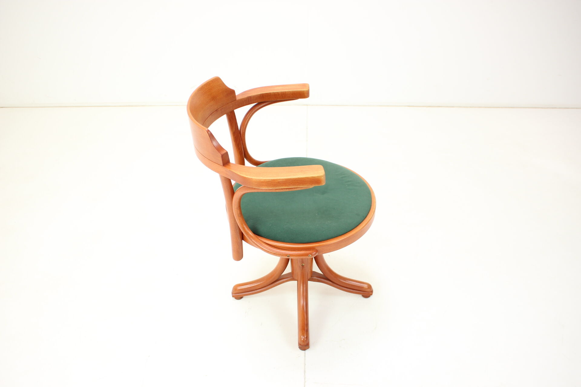 Chaise pivotante réglable en hauteur par Ton