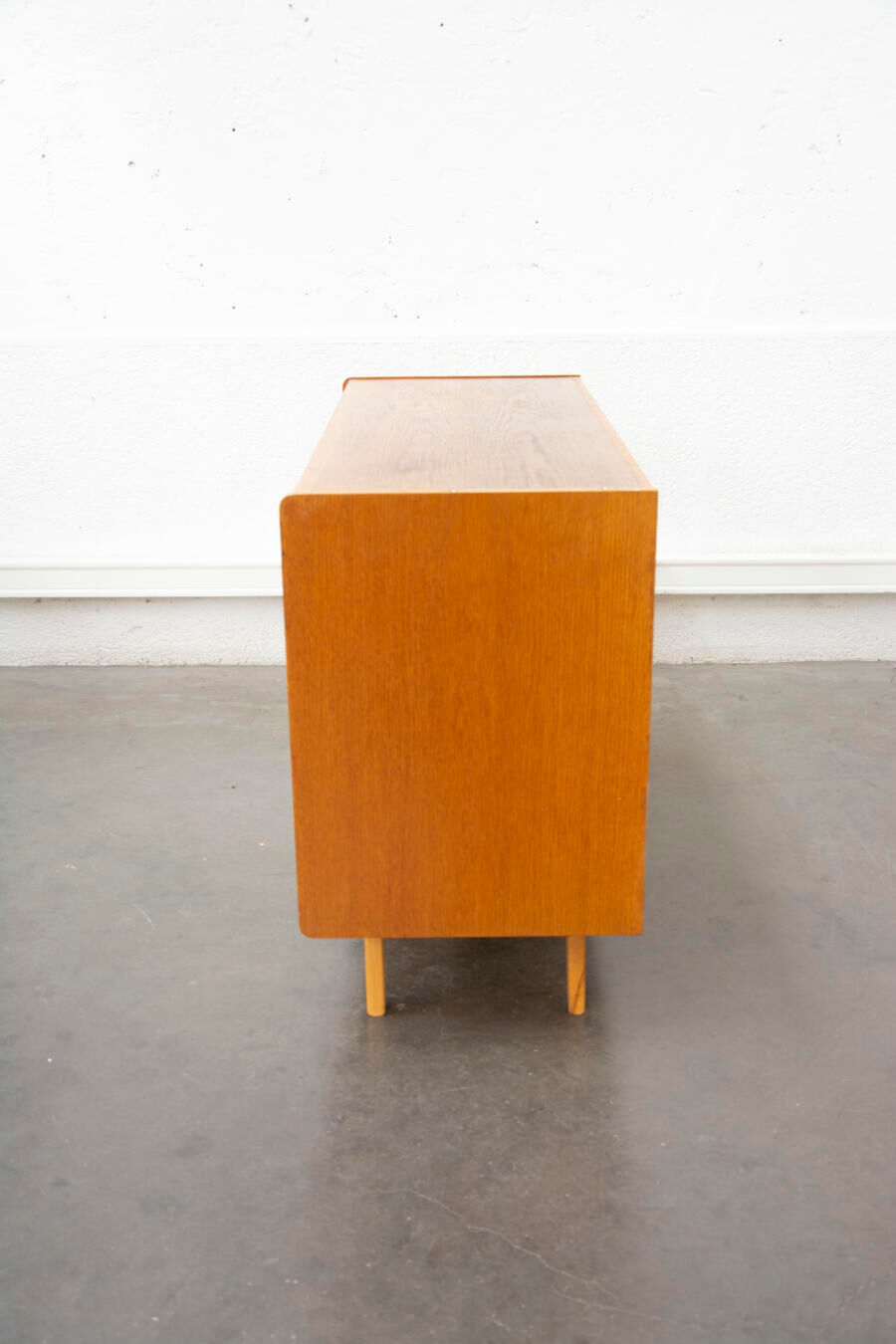 Buffet two-tone sliding doors