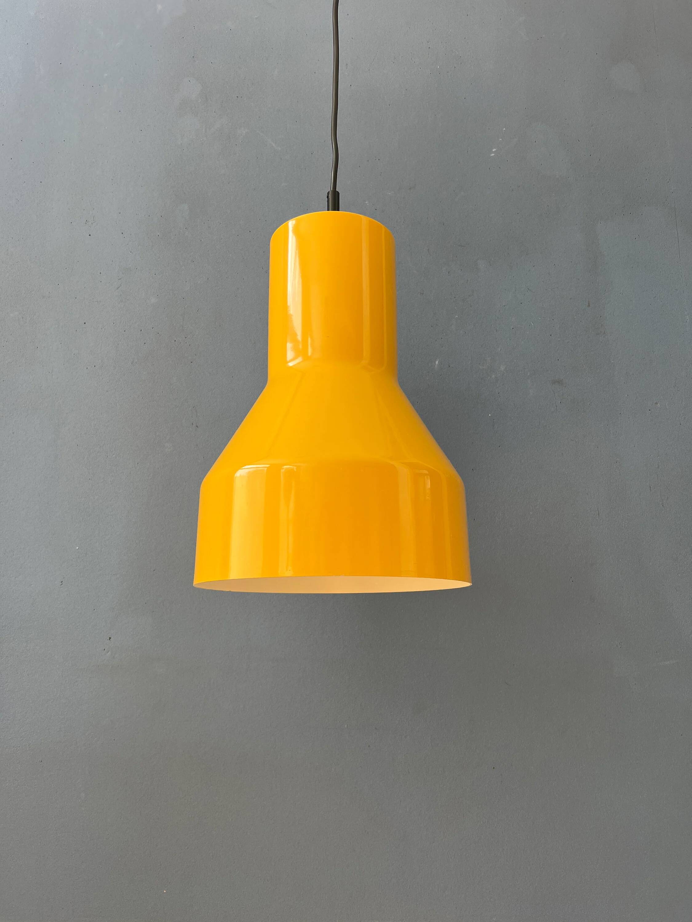 Suspension Space Age industrial in yellow metal