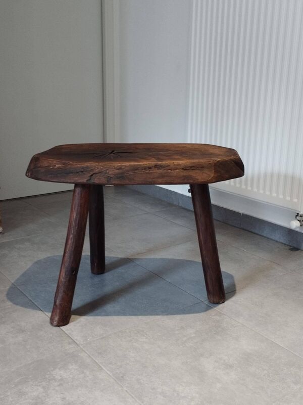 Banc brutaliste tripode tronc d'arbre