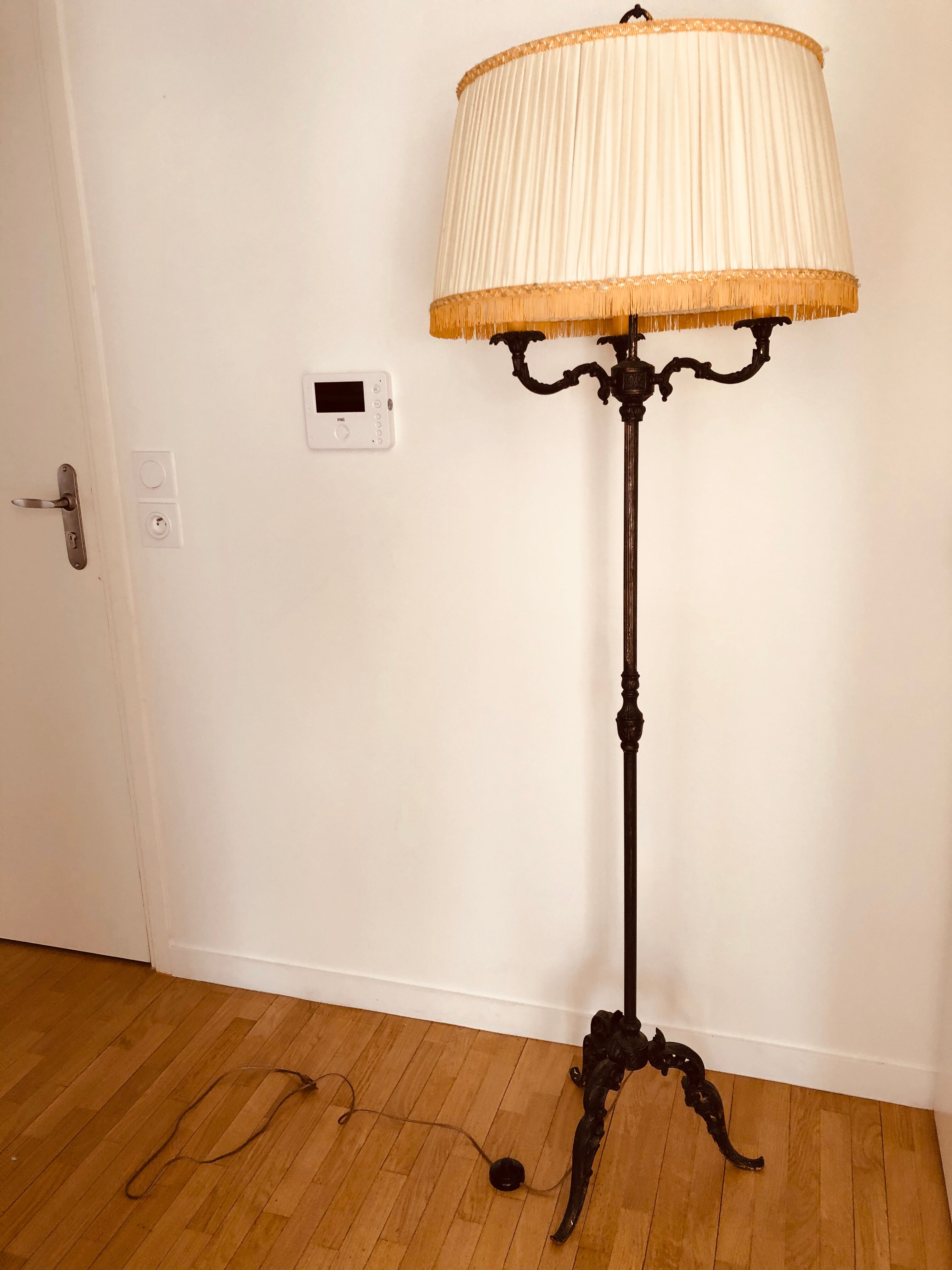 Tripod lamppost