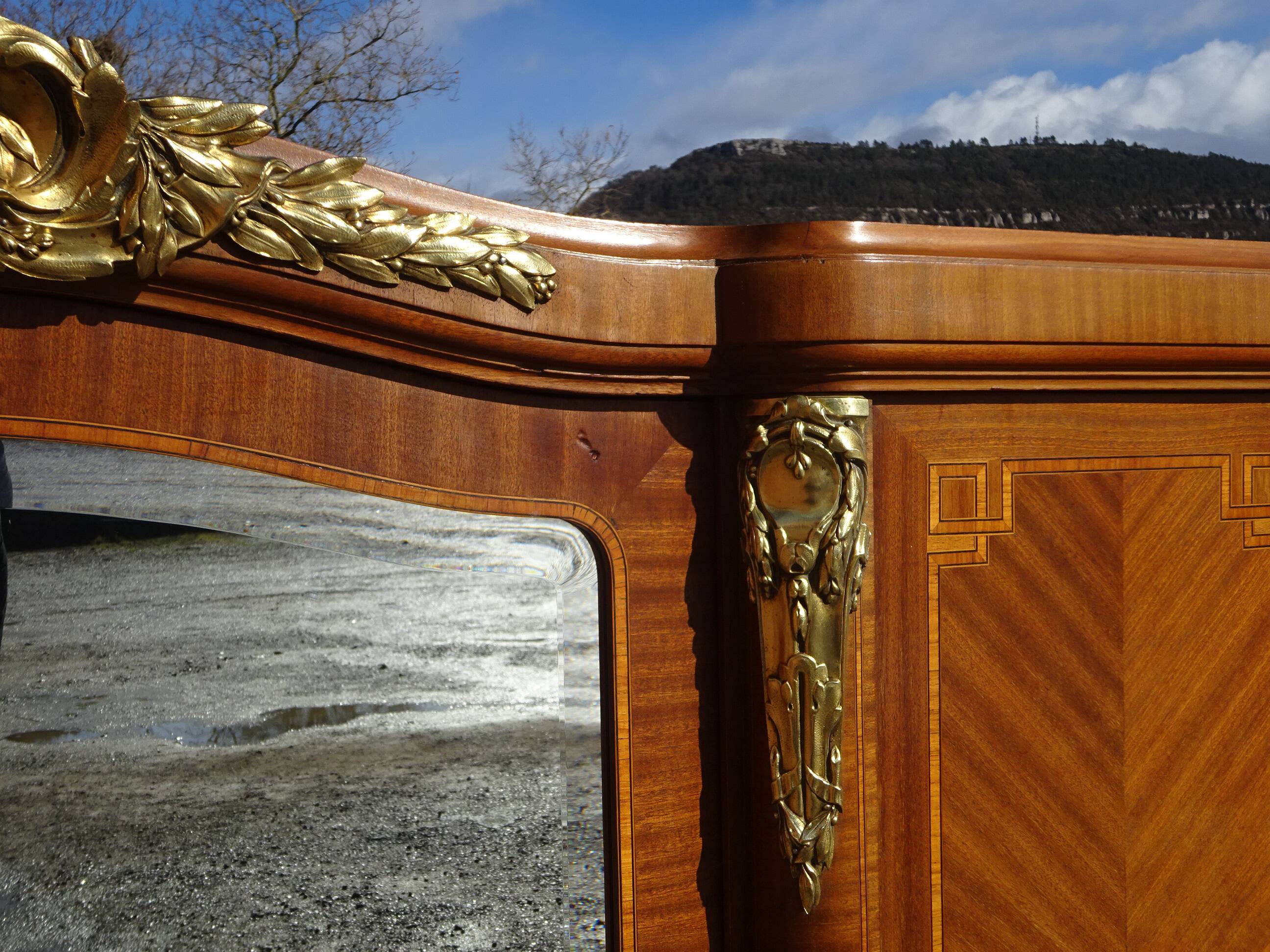 Ancienne armoire Louis XVI avec bronze et marqueterie