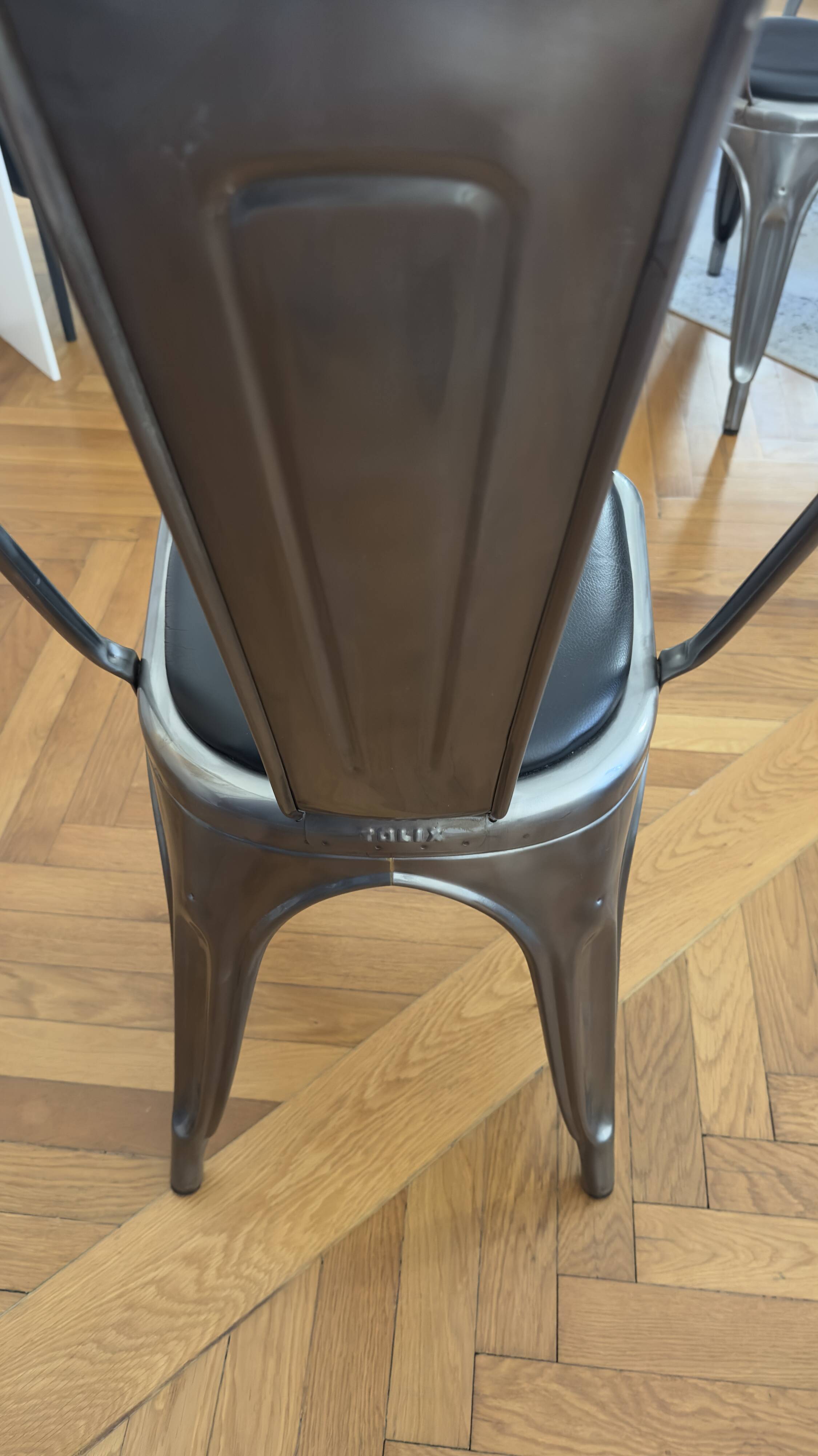 8 chaises modèle A Tolix
