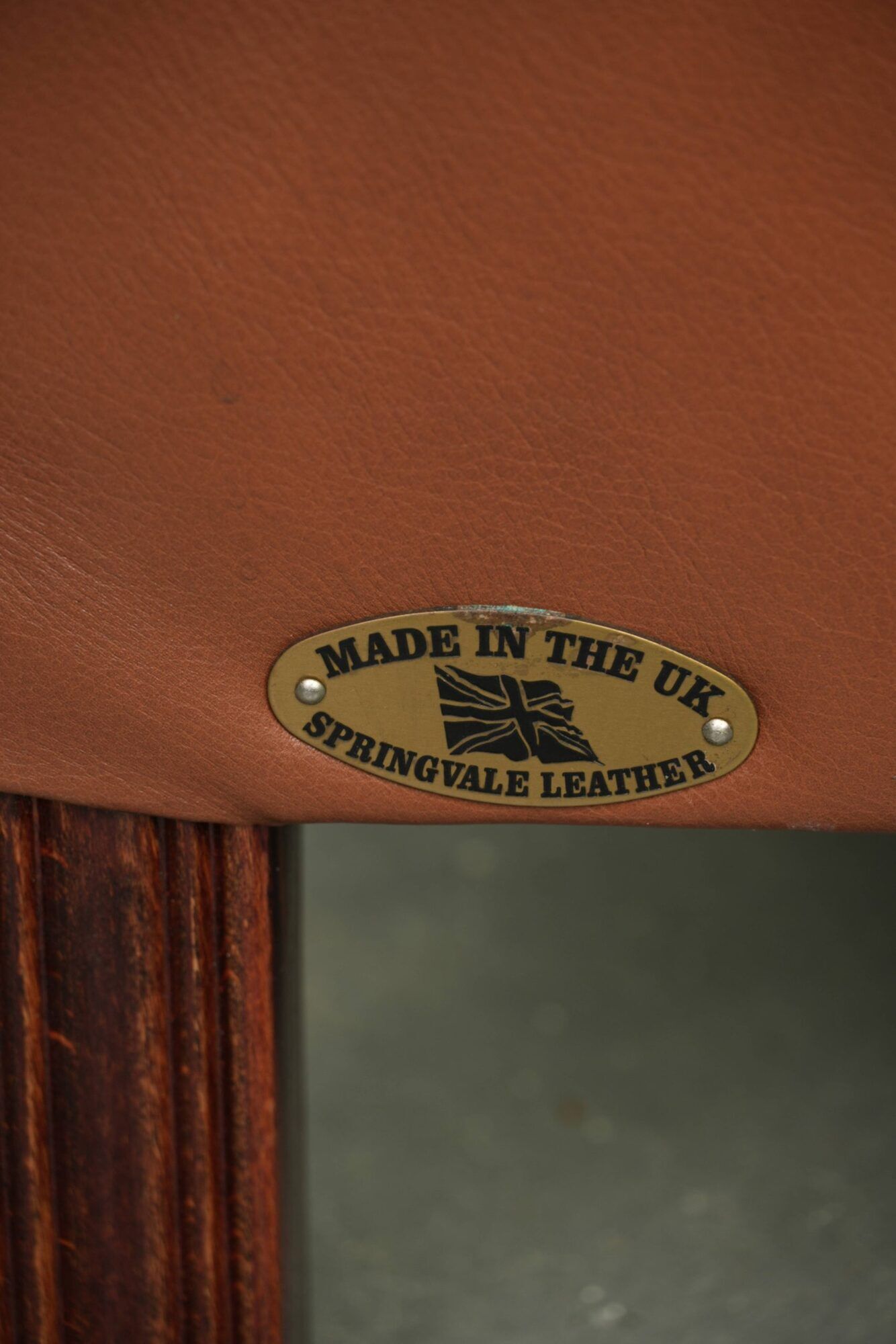 English cowhide club armchair with a luxurious finish and a good appearance