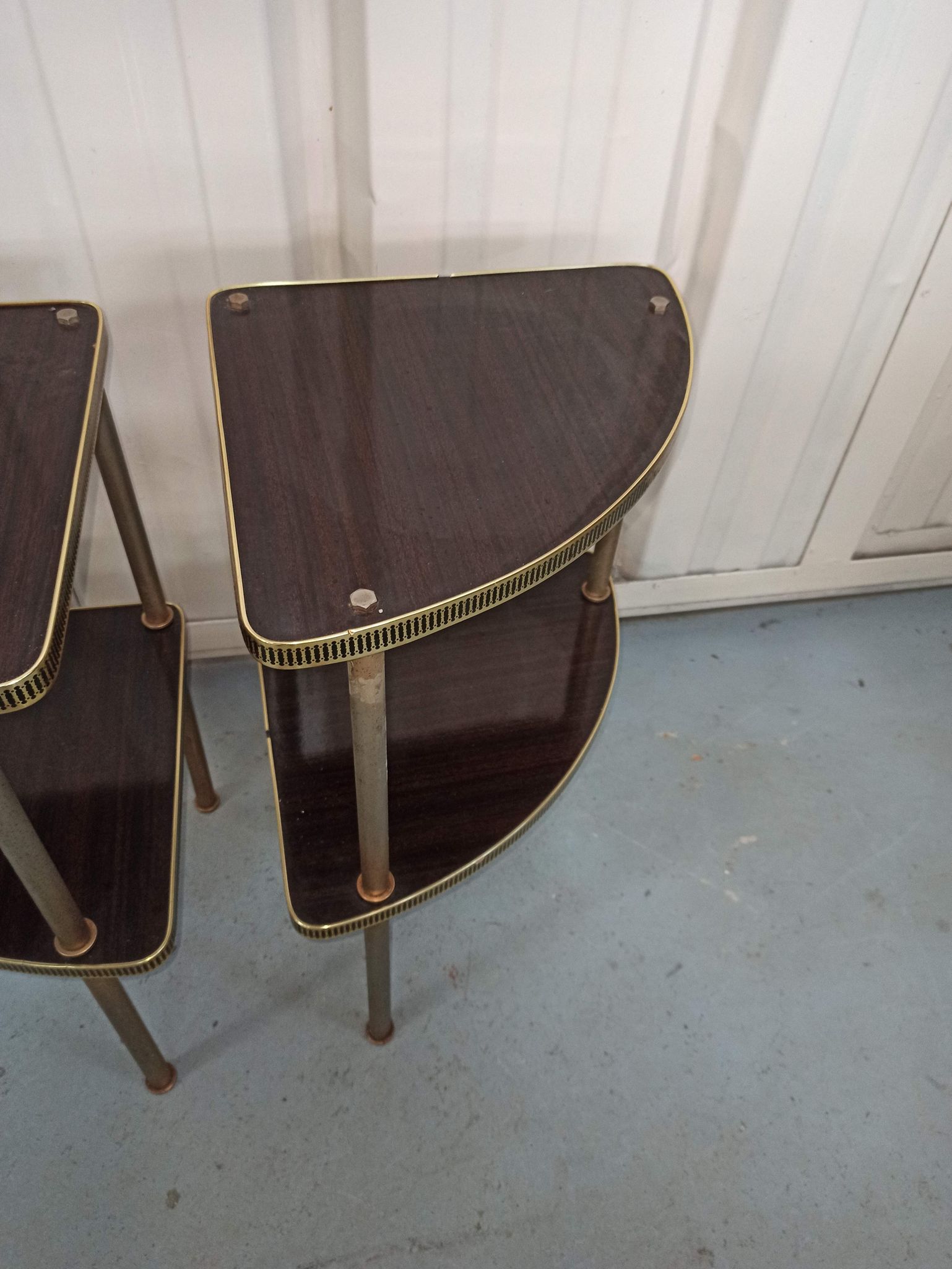 Pairs of corner shelves notches gilded formica brown 60s