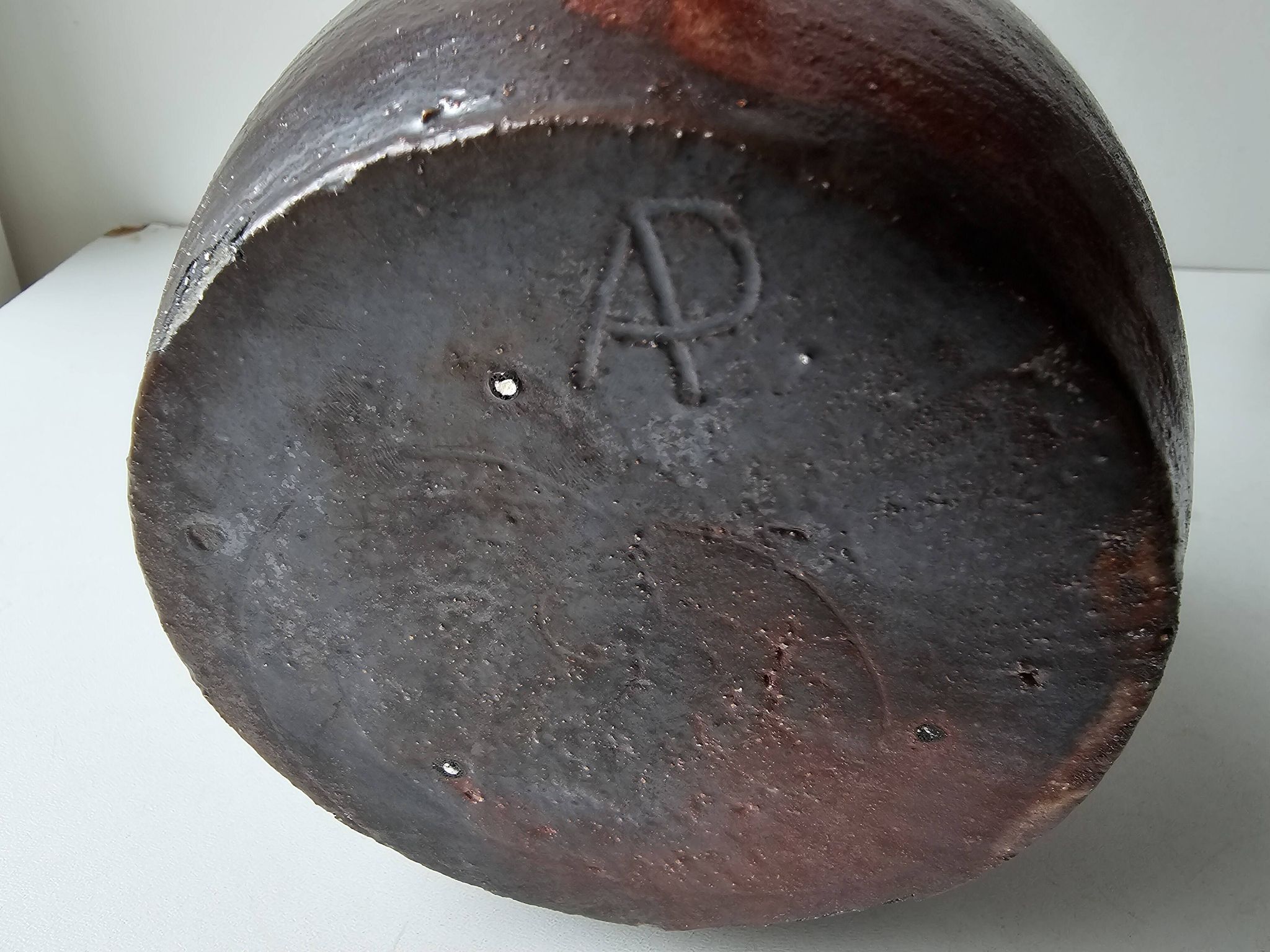 Vase boule en céramique signé Anthony Pitot