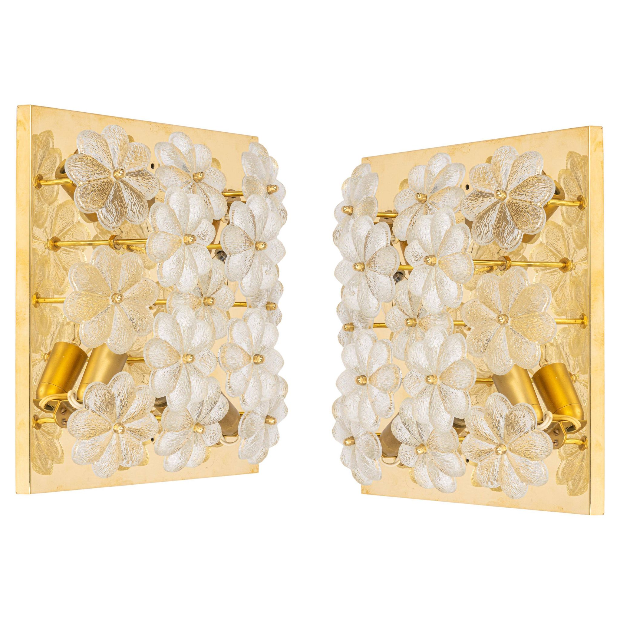 Magnificent small wall lamp/ceiling fixture in glass in the shape of a flower E. Palme, Germany.
