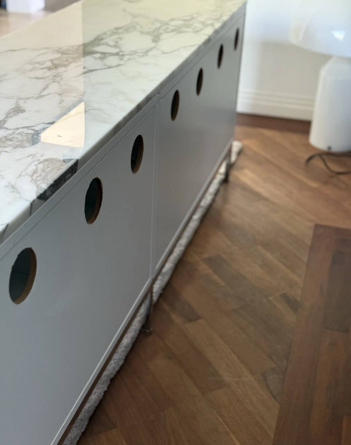 Florence Knoll “Credenza 4” sideboard – Arabescato marble