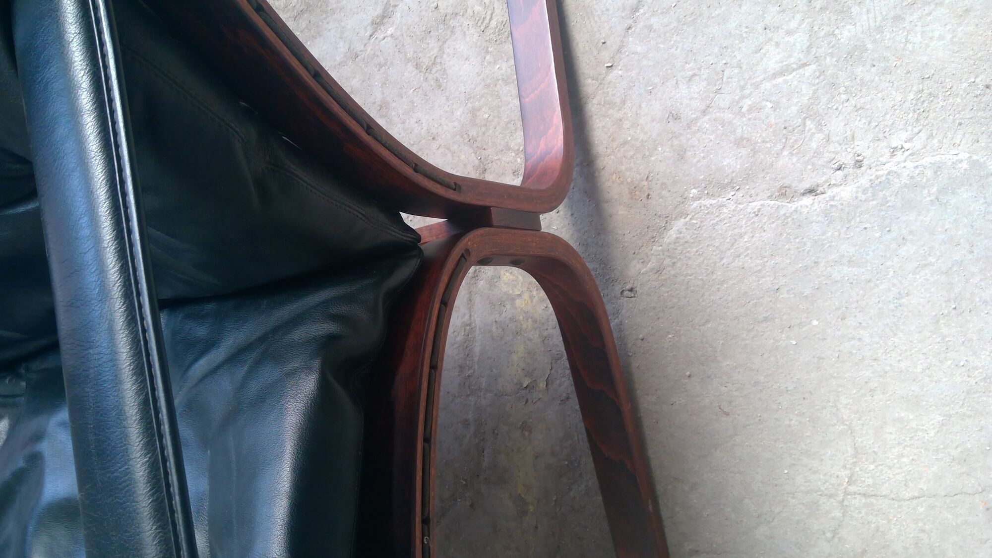 Fauteuil en cuir noir scandinave Ingmar Relling Westnofa circa 1960