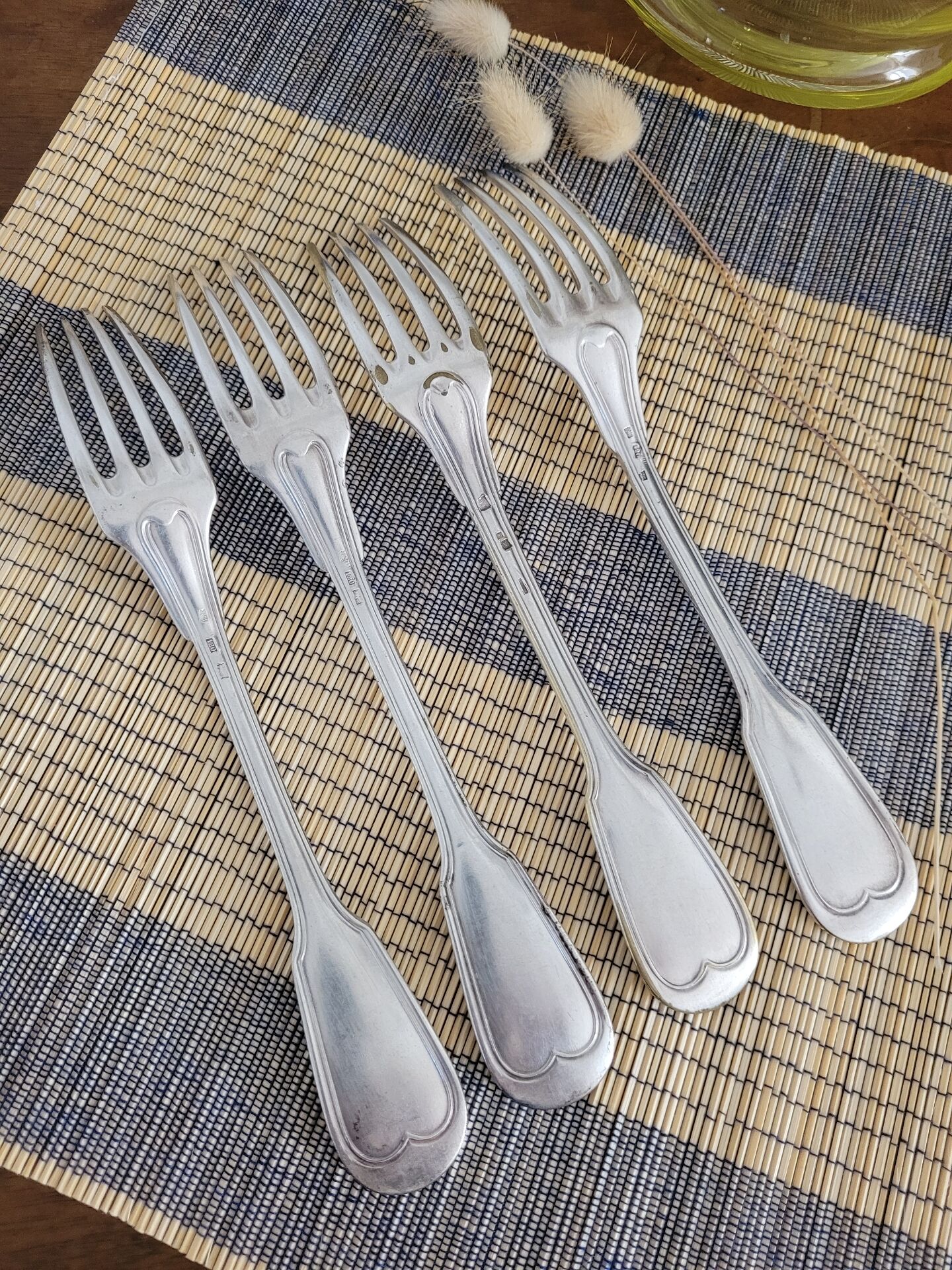 Set of 4 decorative forks with a rim