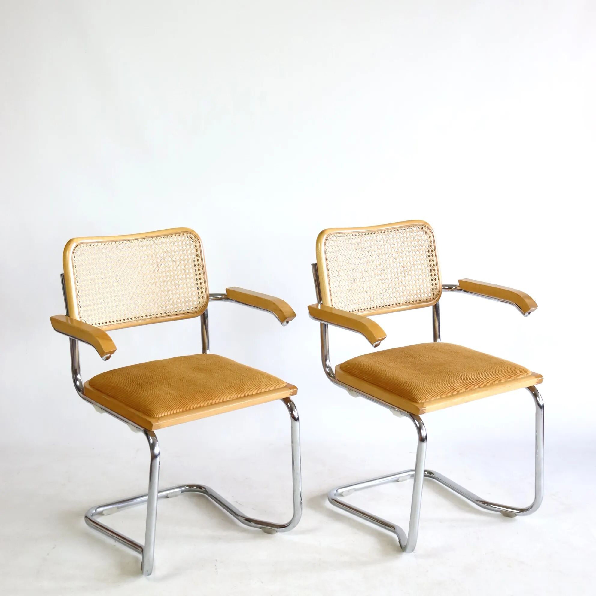 Paire de chaises B64