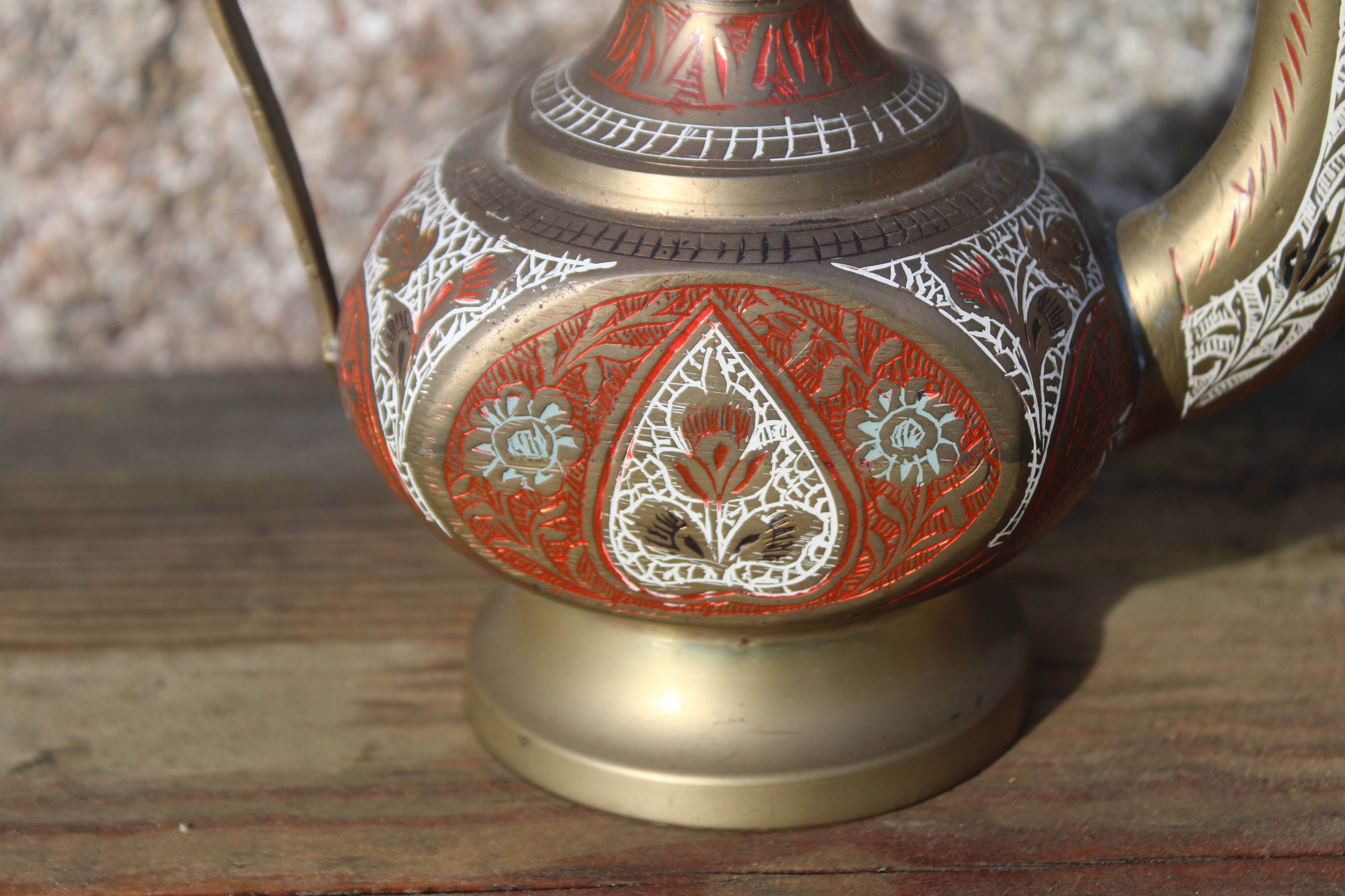 Verseuse orientale en laiton gravé – H29 cm x L22 cm x P7 cm