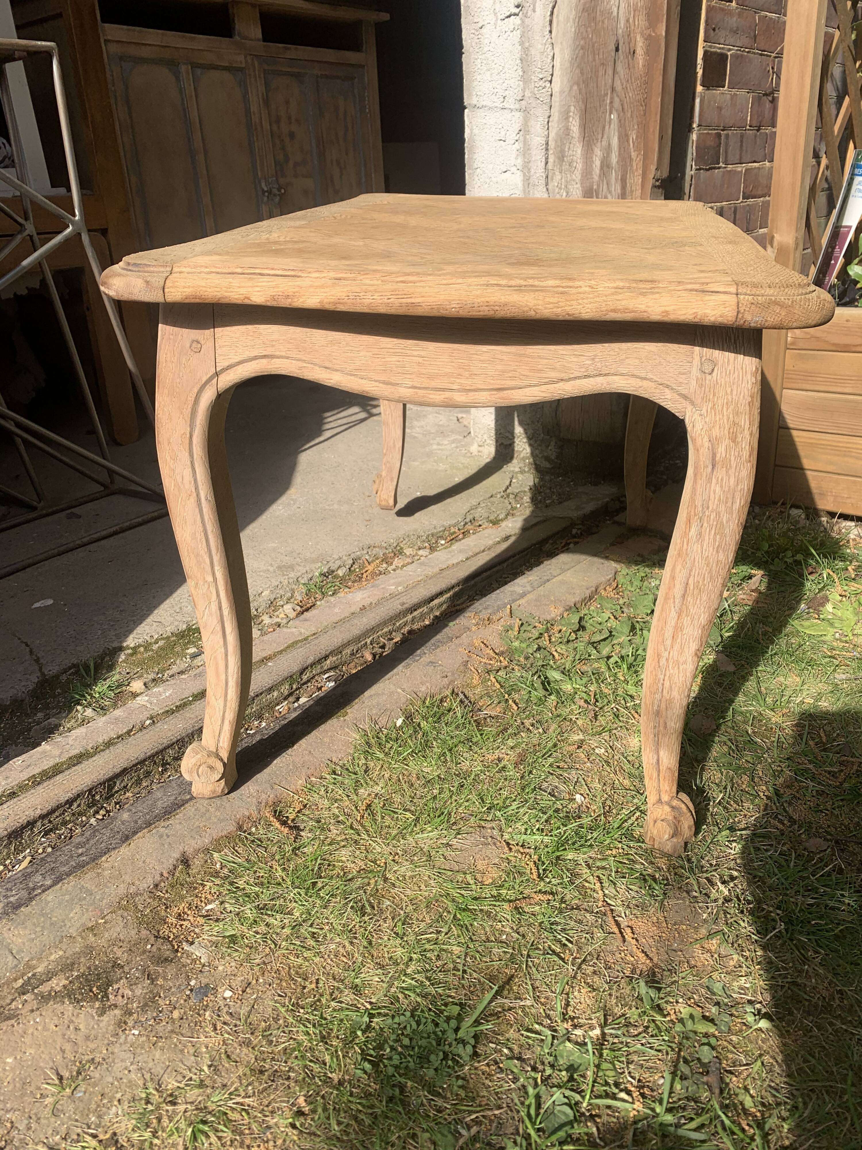 Table basse style Louis XV bois brut