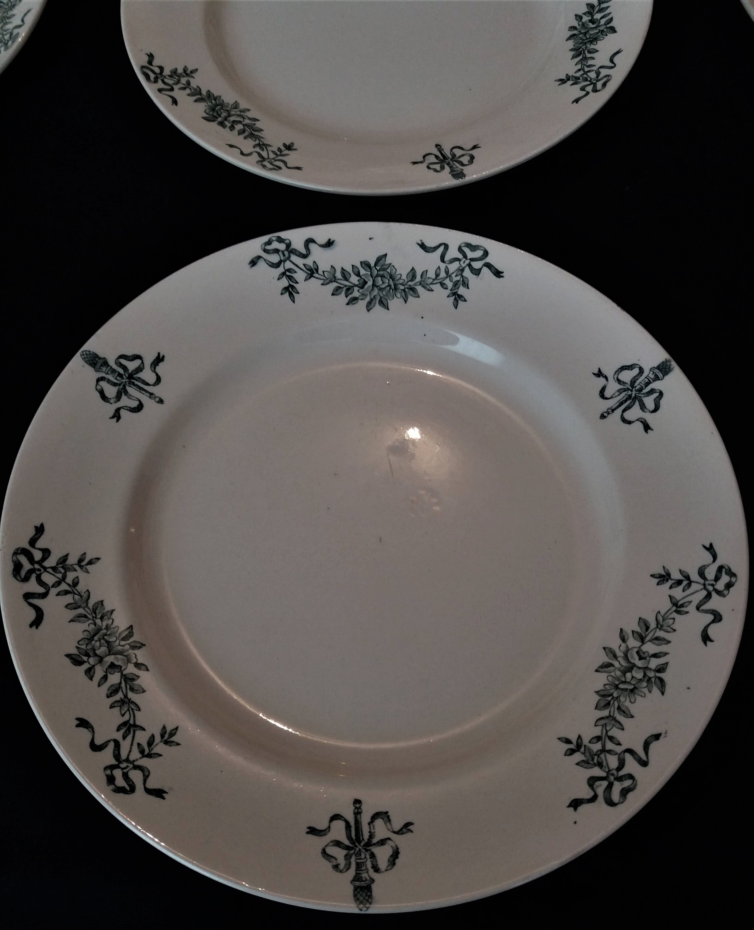 Série de six assiettes plates en faïence de Longchamp modèle Sapho