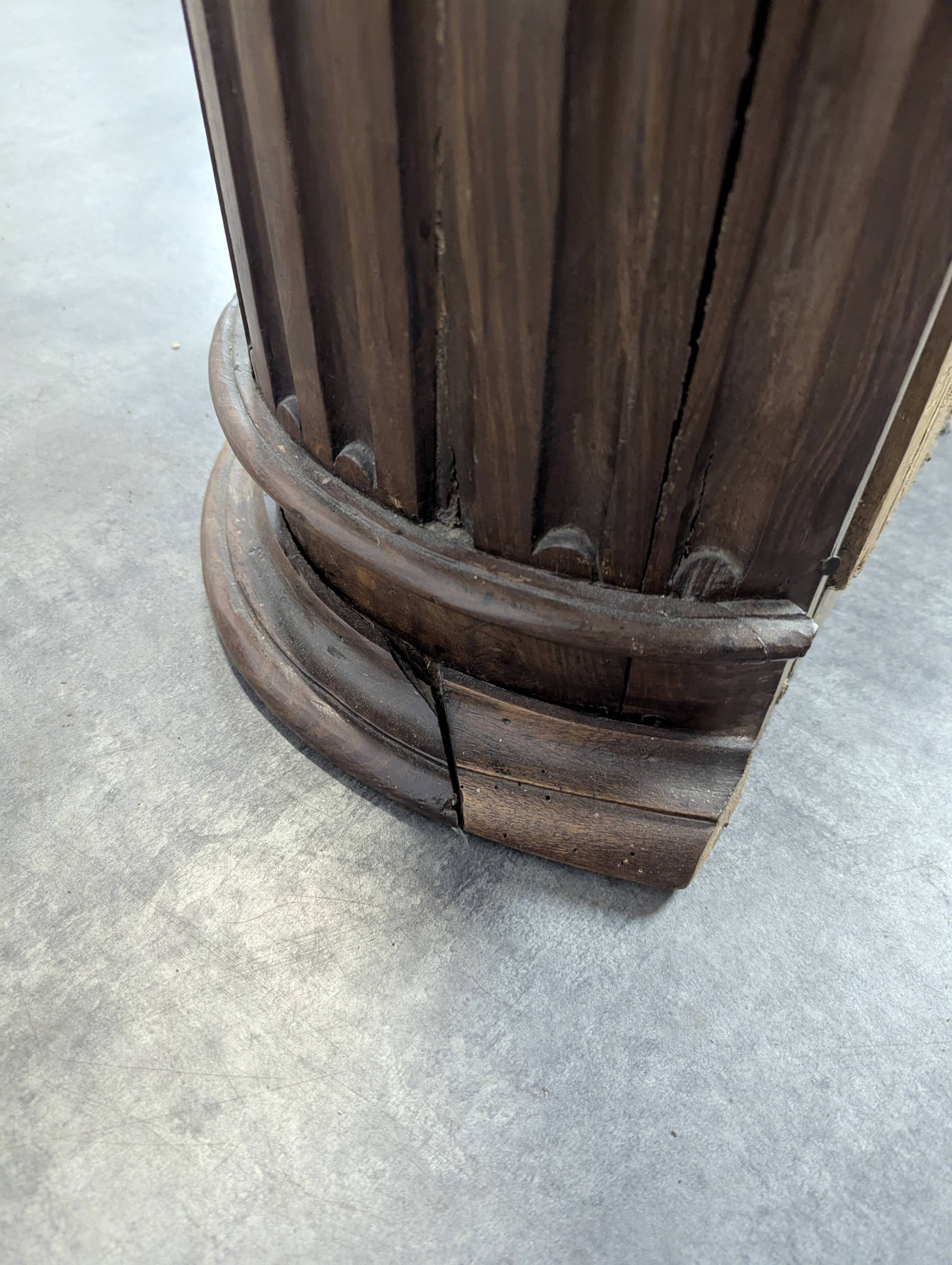 Large Corinthian Column in oak from the 18th century