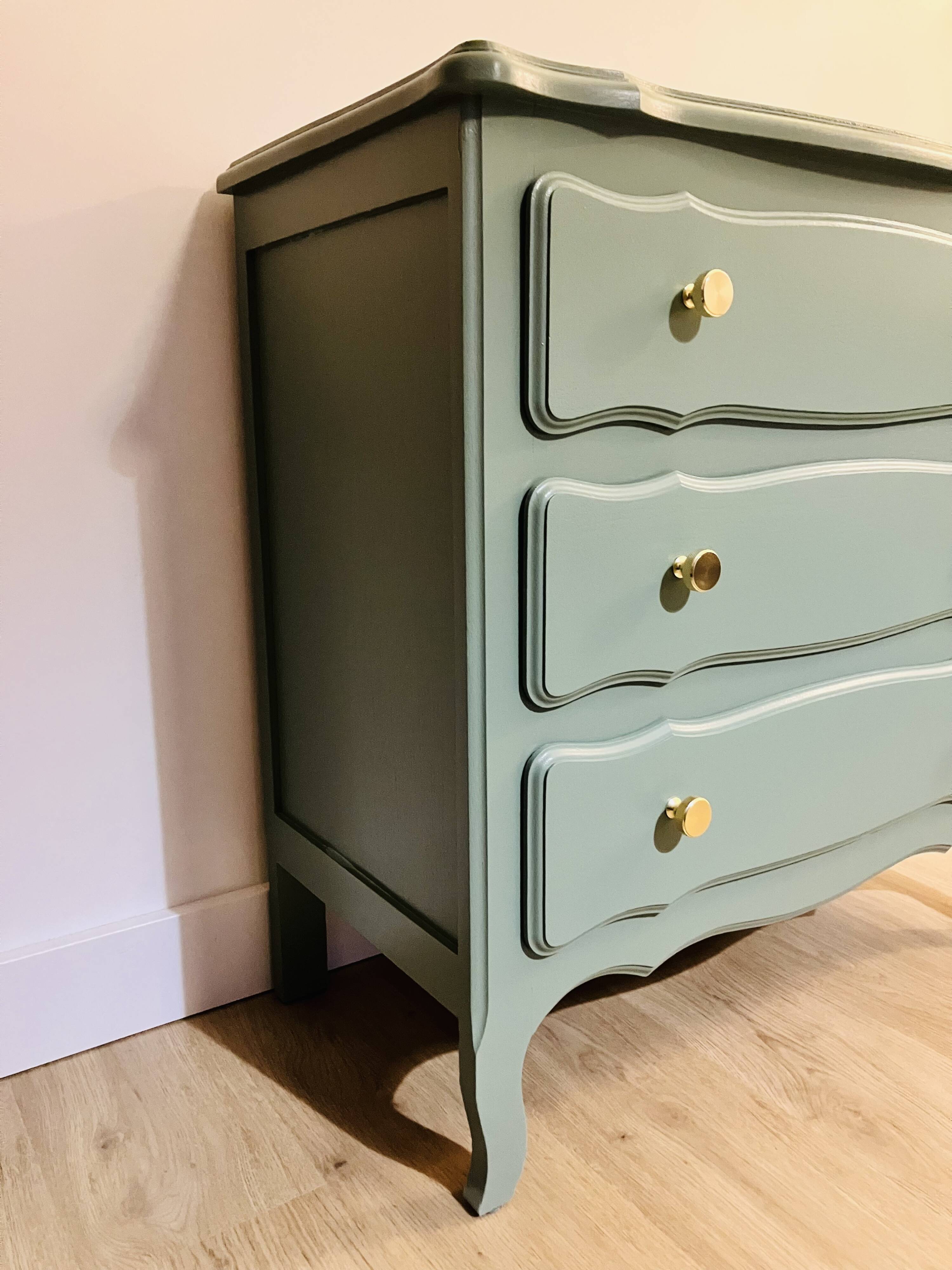 Vintage wooden chest of drawers