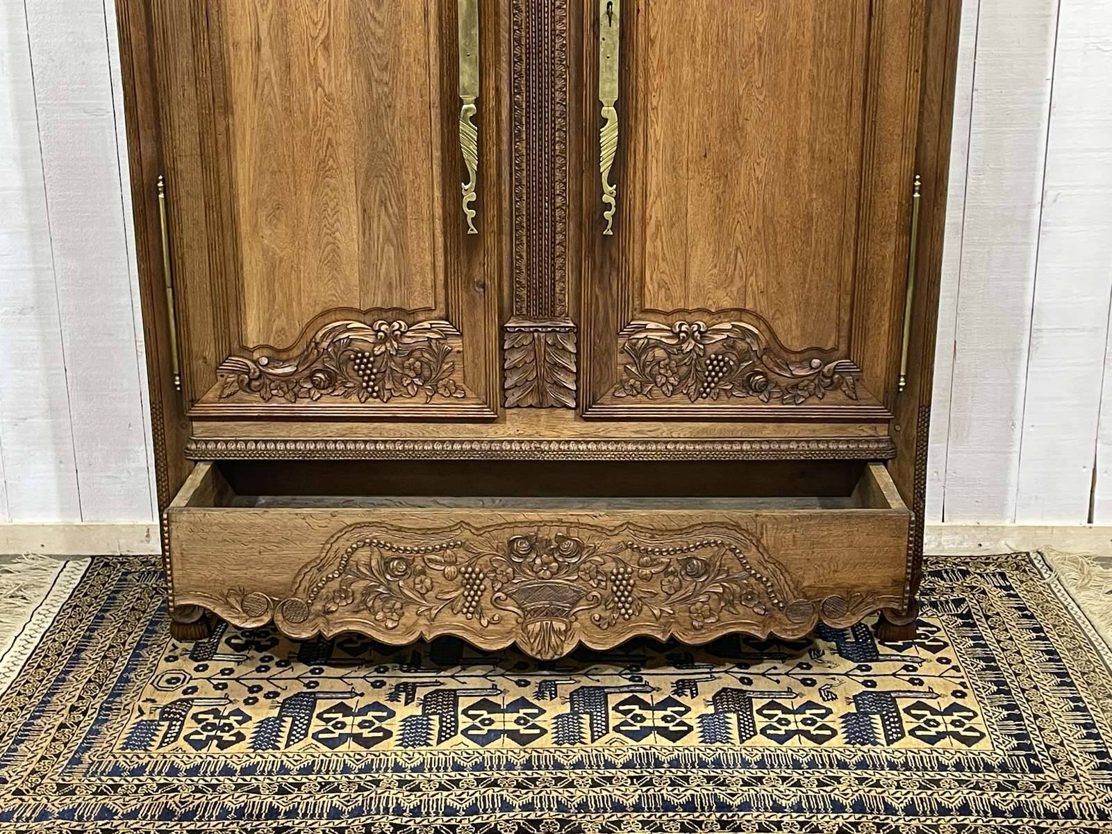 Armoire de mariage Normande sculptée en chêne clair du 19ème siècle