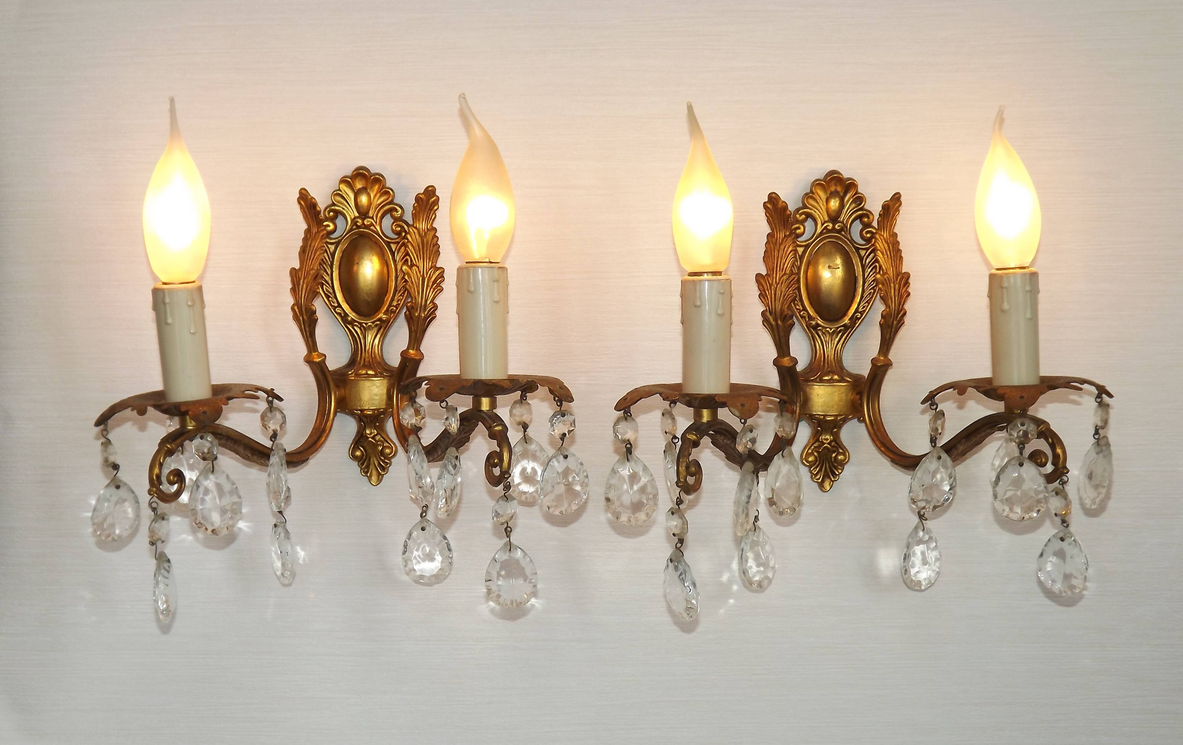 Paire de appliques murales en bronze traditionnel français avec des gouttes en cristal