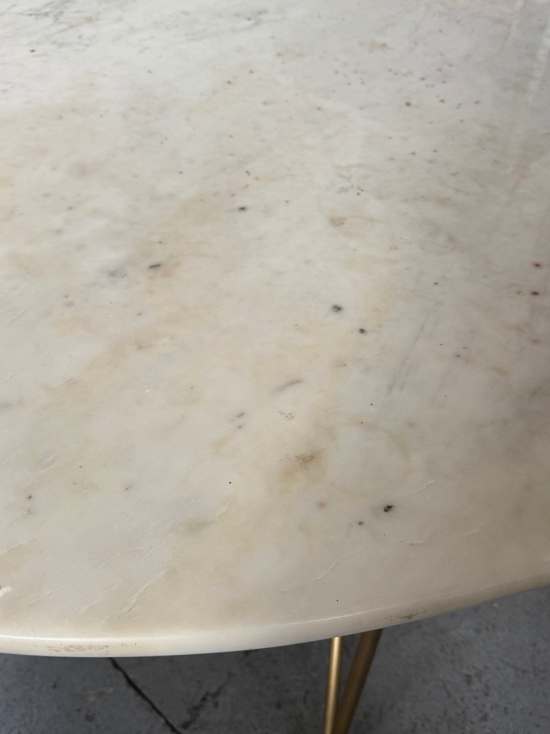 Table ovale en marbre