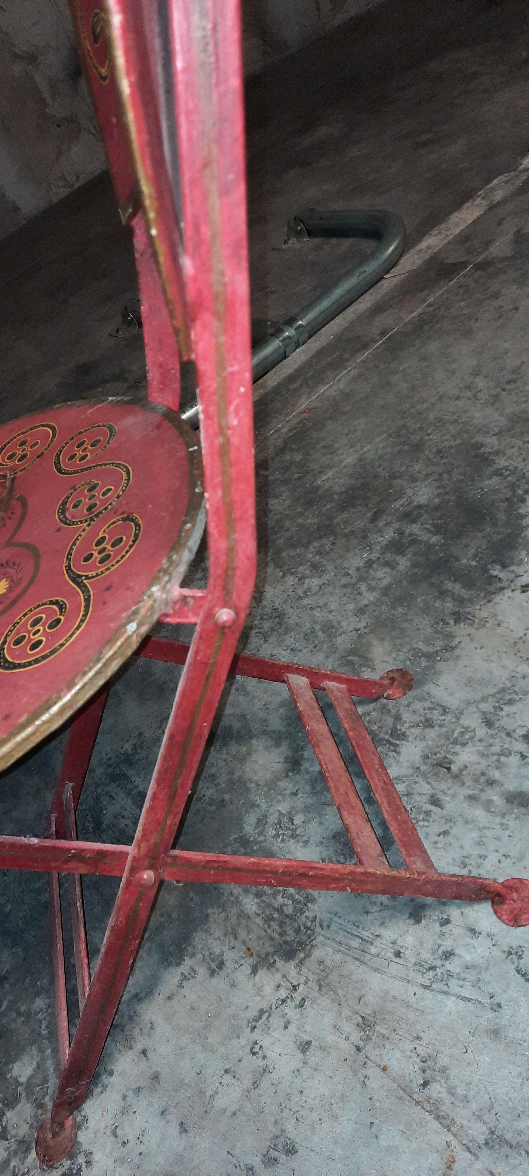 Table et chaises en tôle