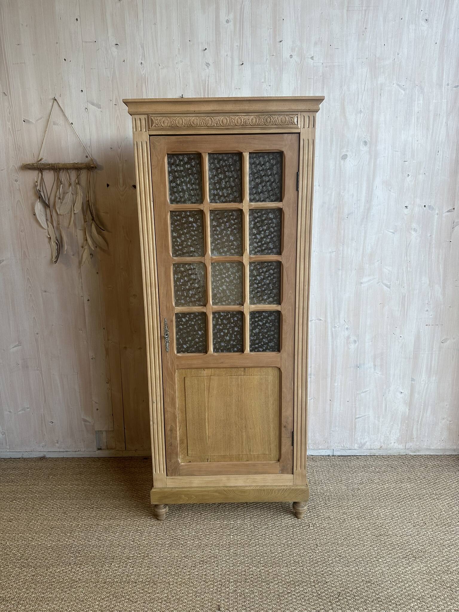Antique display cabinet in oak and walnut, Louis XVI style.