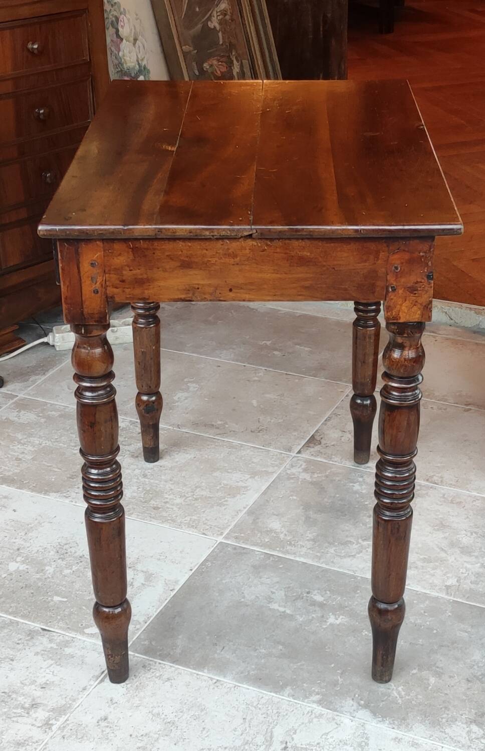 Old small desk side table / 1 drawer / turned wood feet