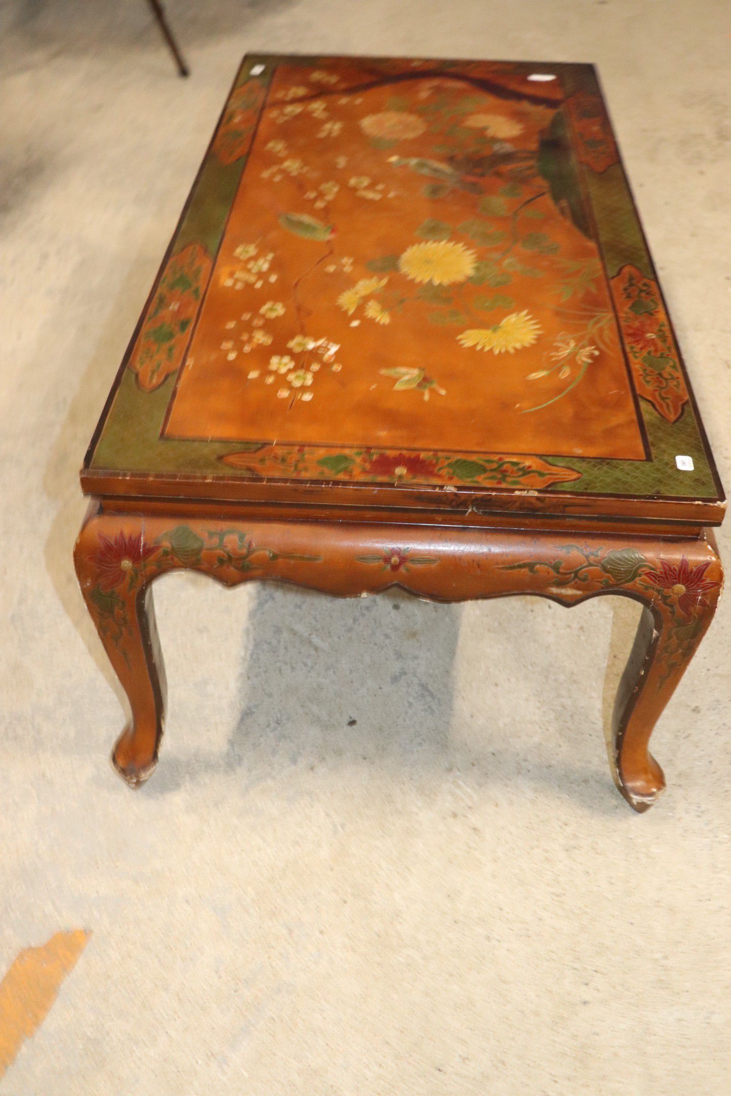 Coffee table polychrome decoration