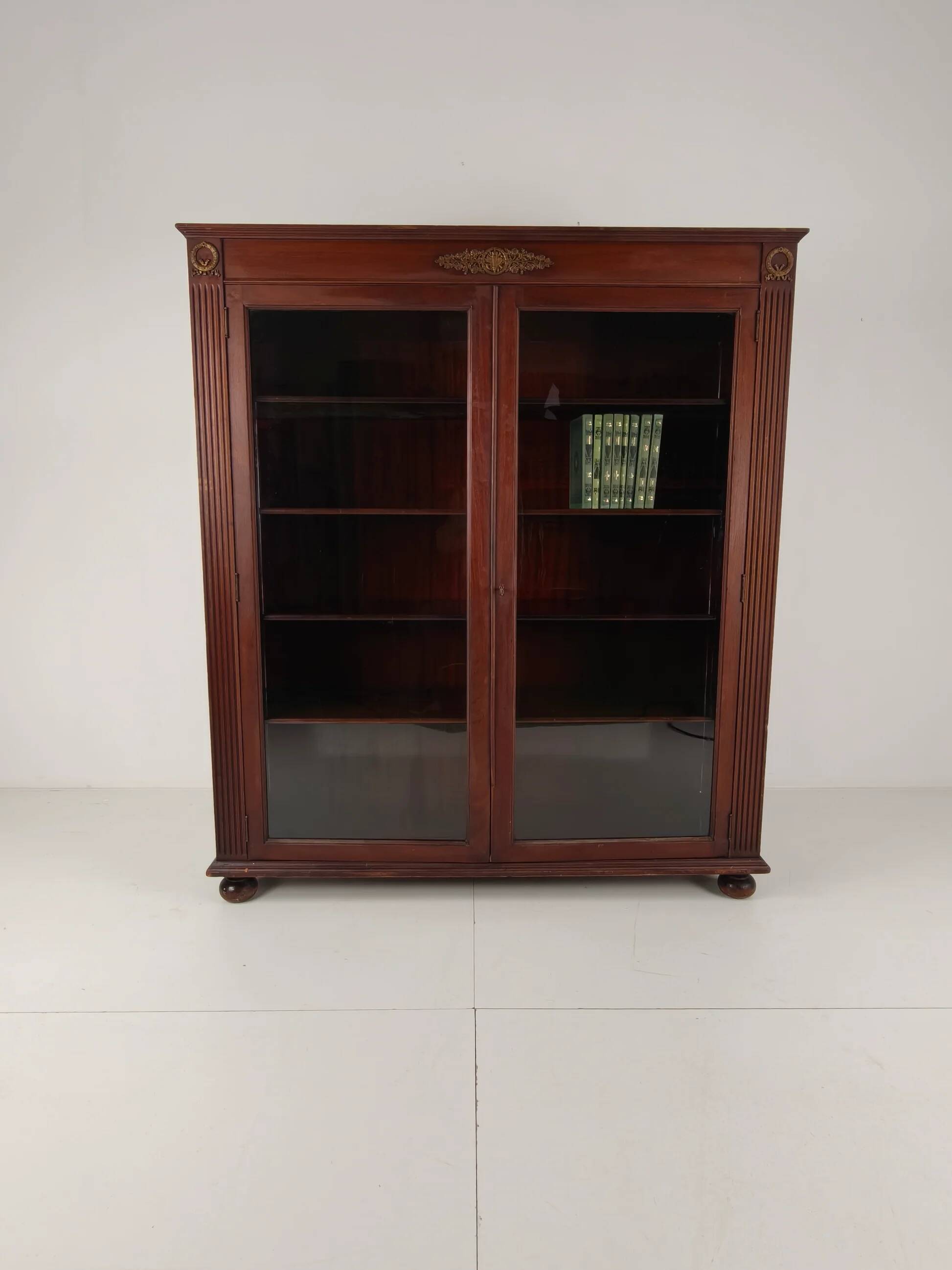 Bibliothèque vitrée en acajou du XXe siècle