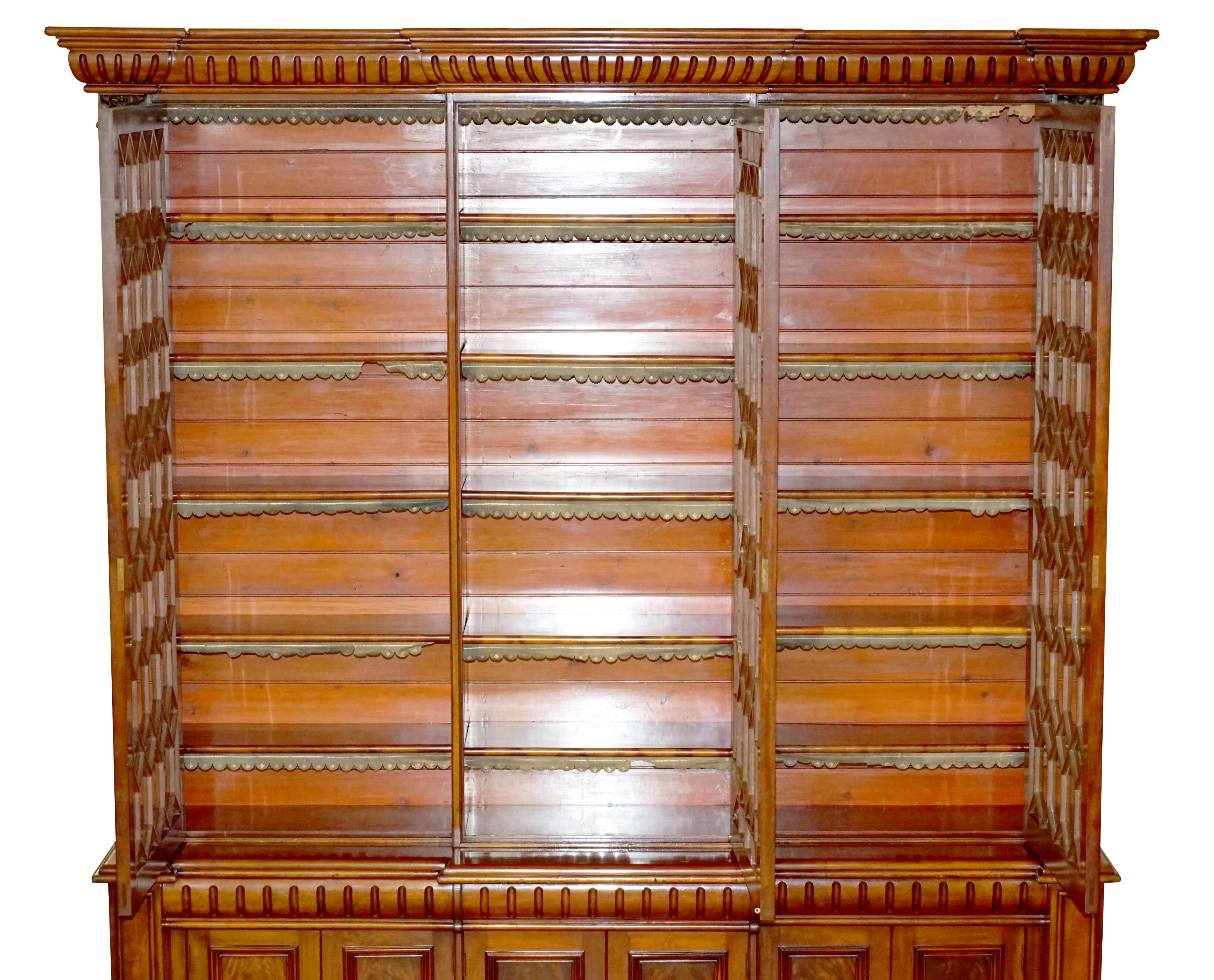 Bibliothèque monumentale haute victorienne en acajou massif avec vitrines astrales