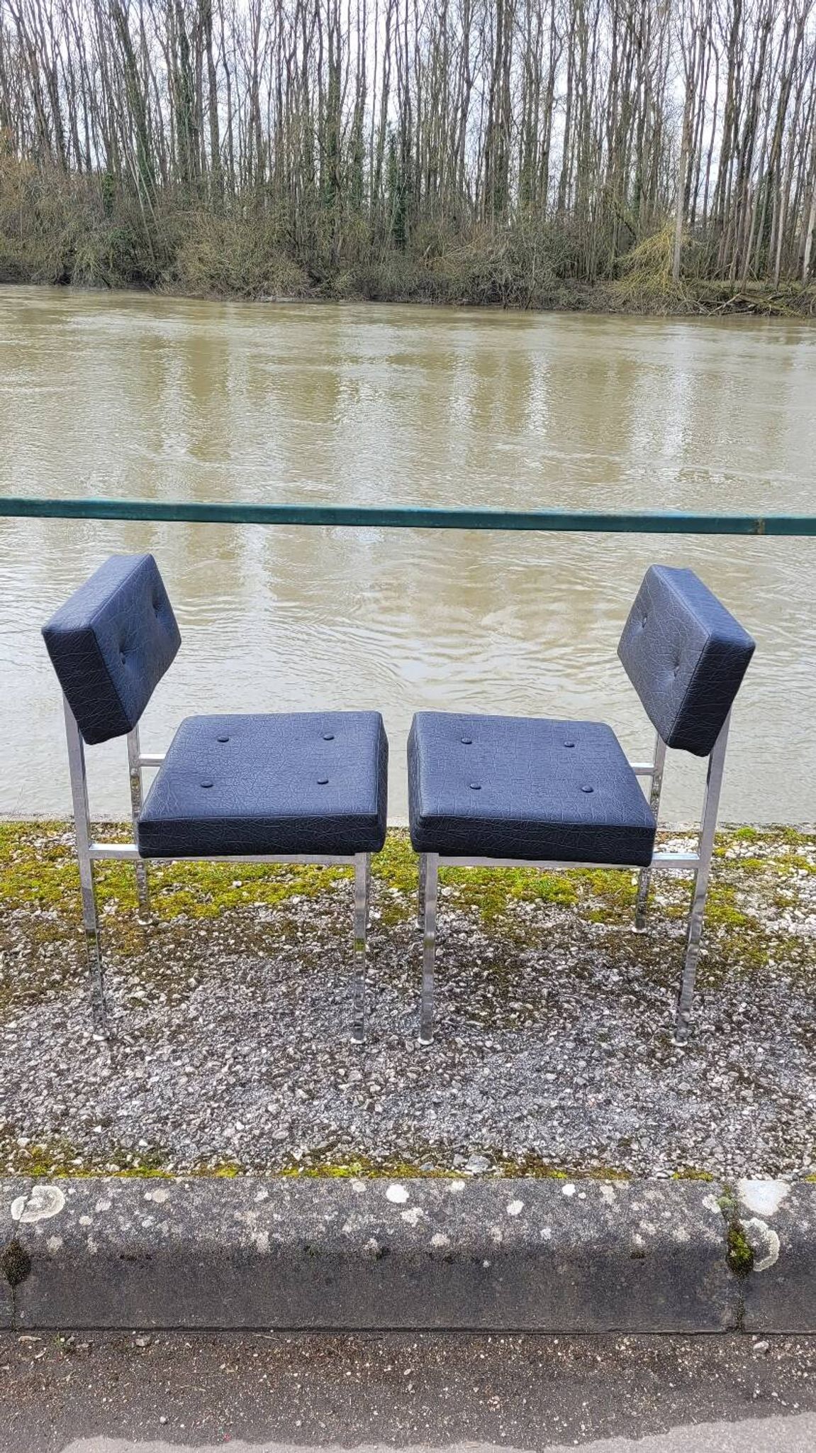 Paire de chaises en skaï design chromé - 1950s