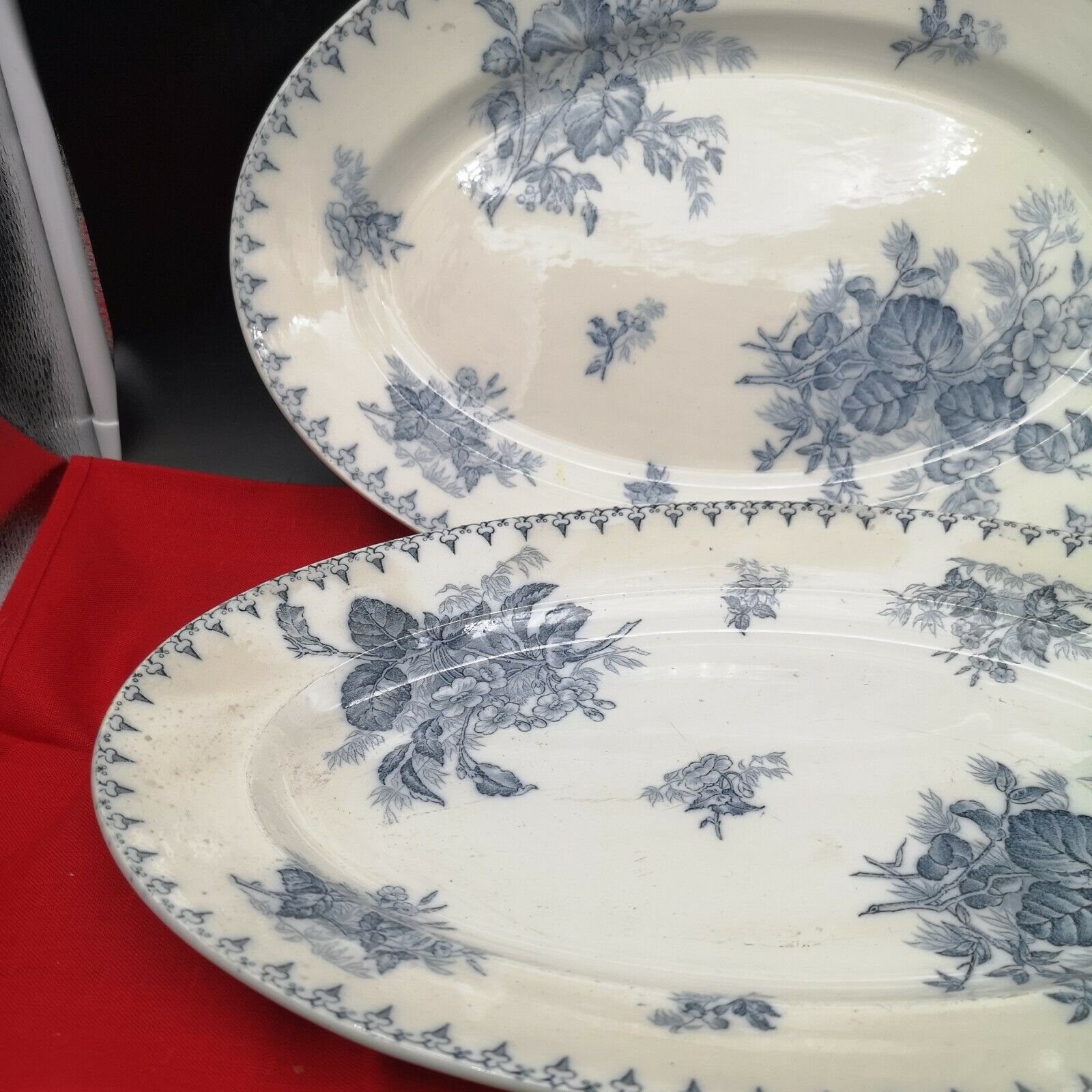 Paire de plats ovales faïence Sarreguemines modèle Flore