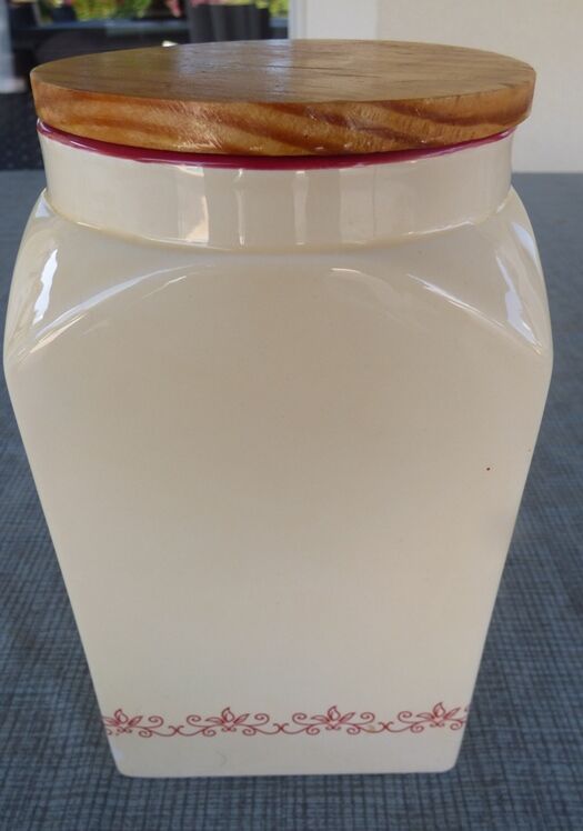 Large jar and its faience lid and wooden lid
