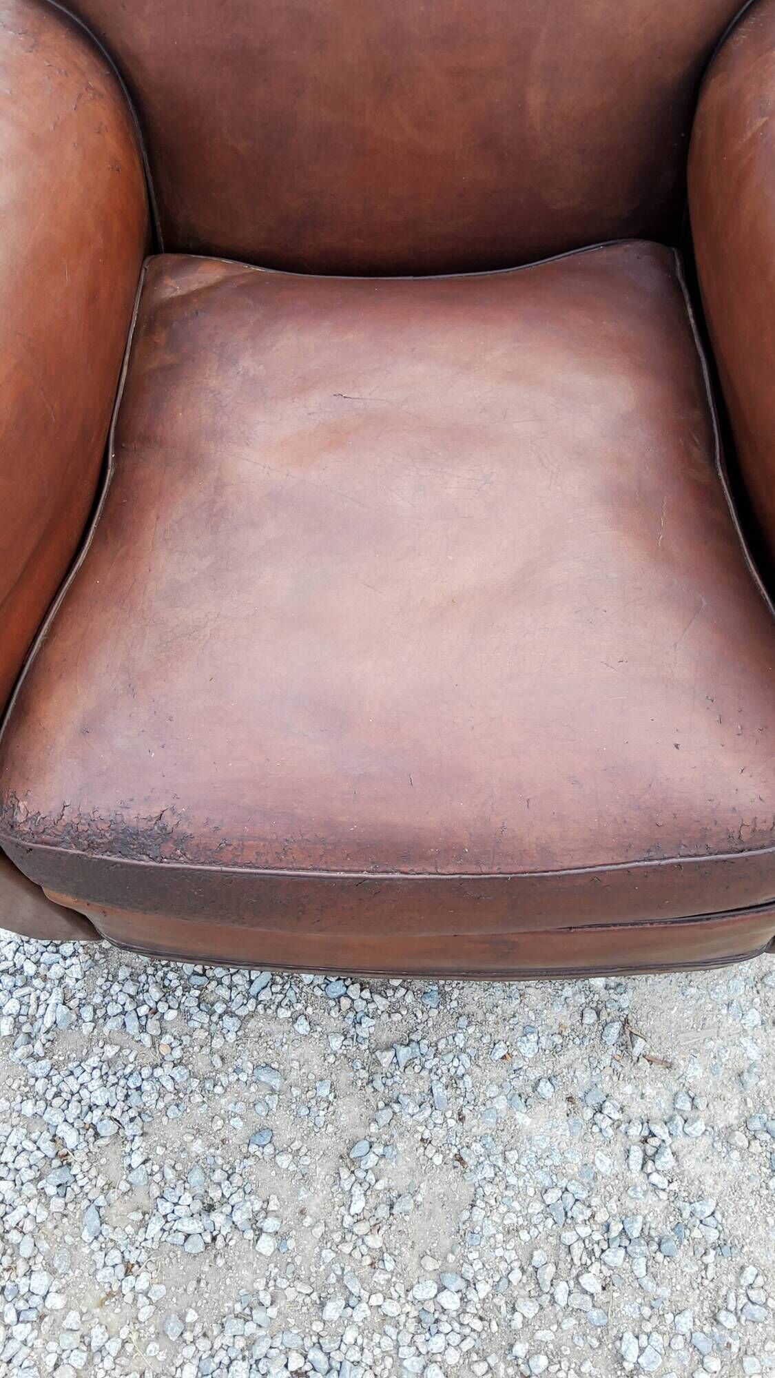 Paire de fauteuils club en cuir brun des années 30