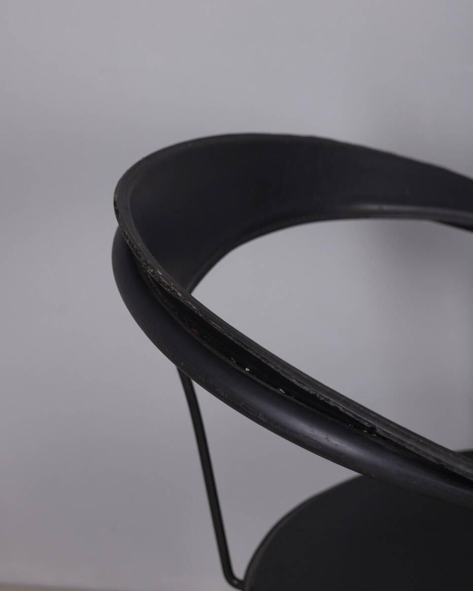 Paire de chaises "Canasta" en métal et cuir des années 1970 conçues par Arrben