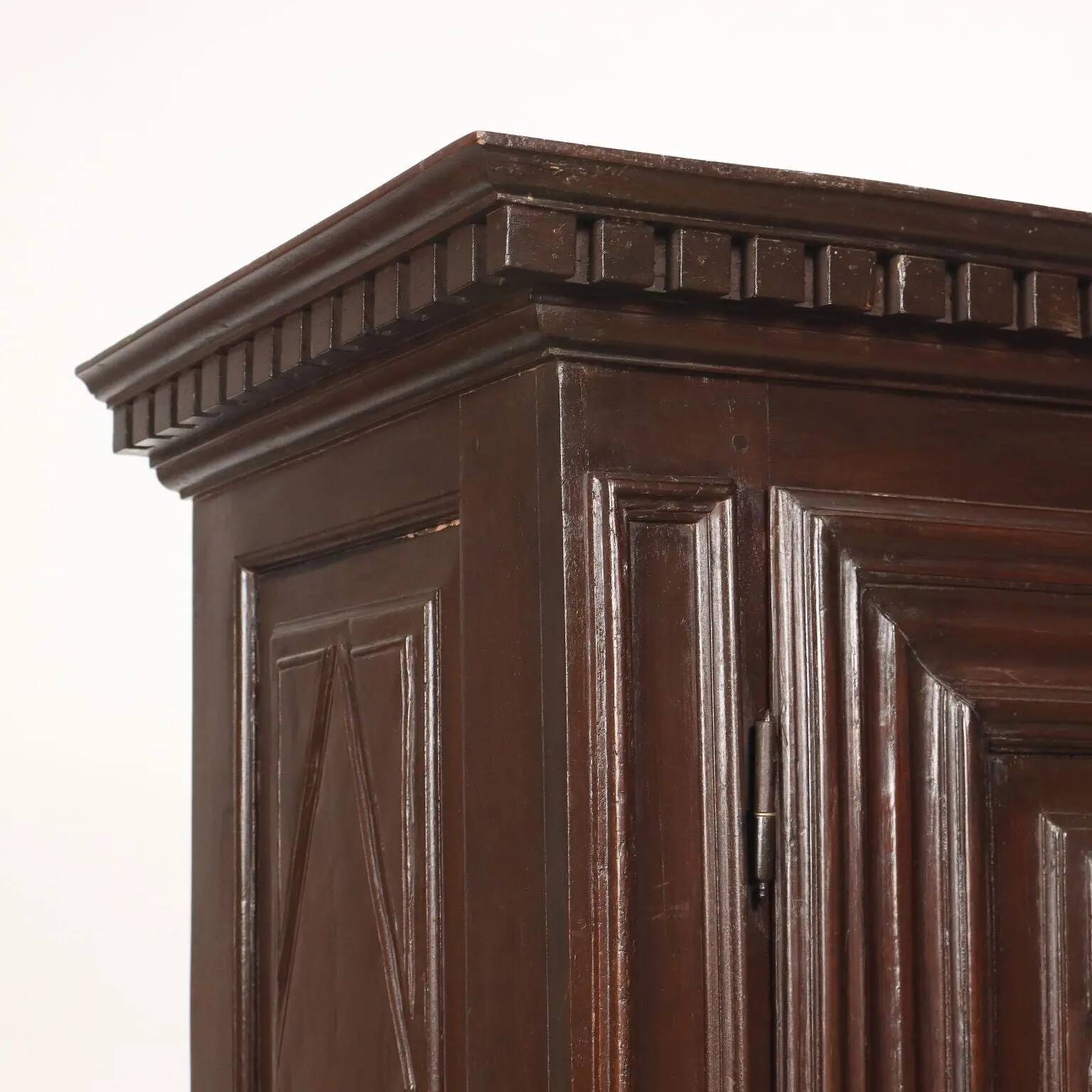 Antique baroque wardrobe in walnut, Italy, 18th century.