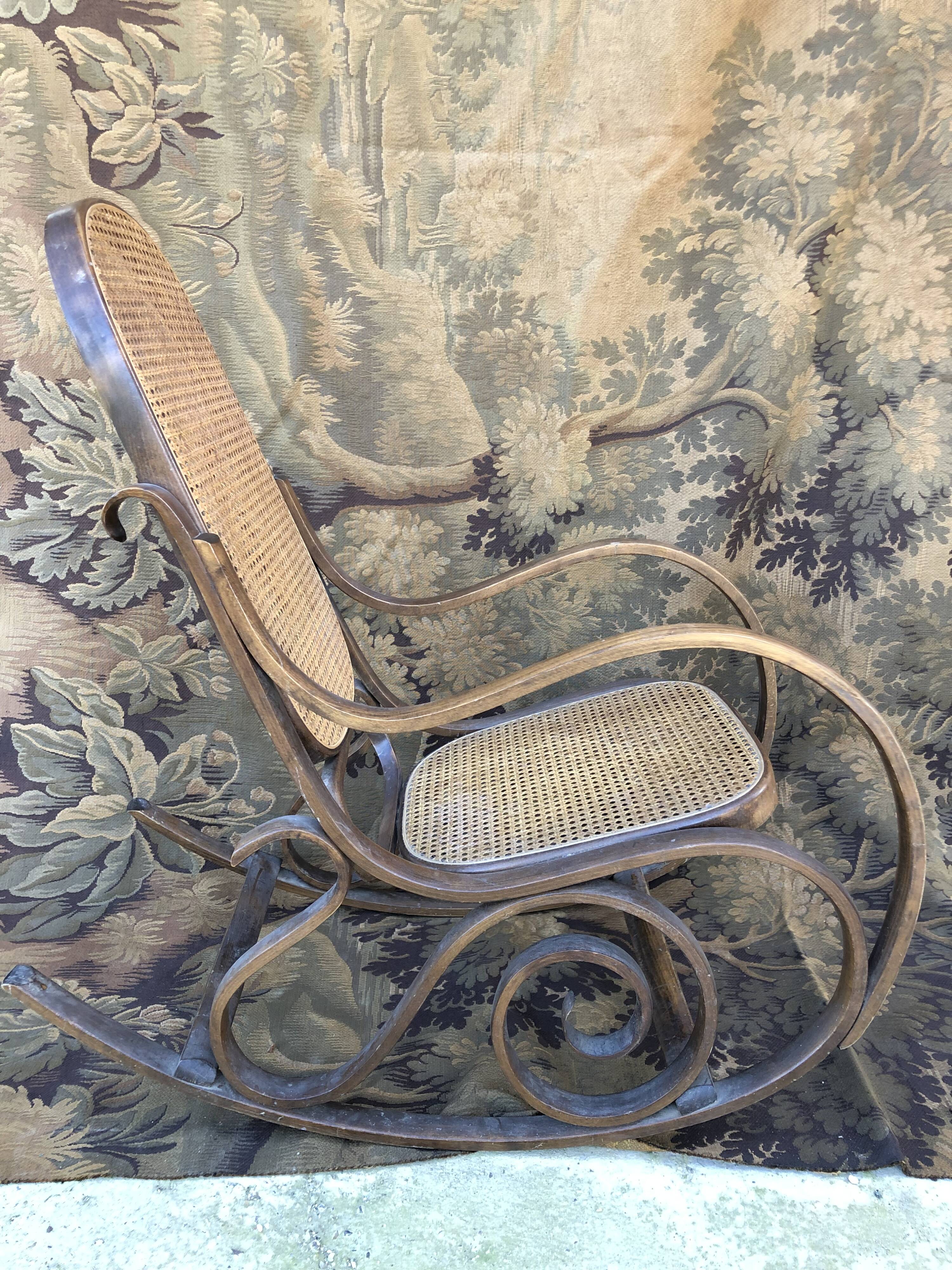 Rocking chair vintage cannée