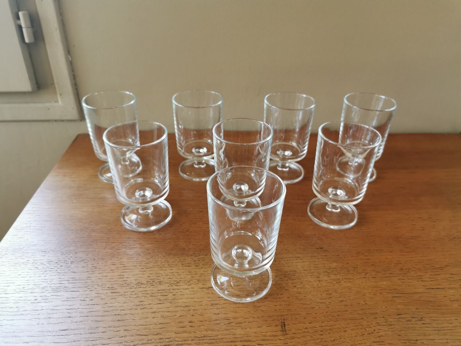 Suite of 8 vintage stemmed glasses