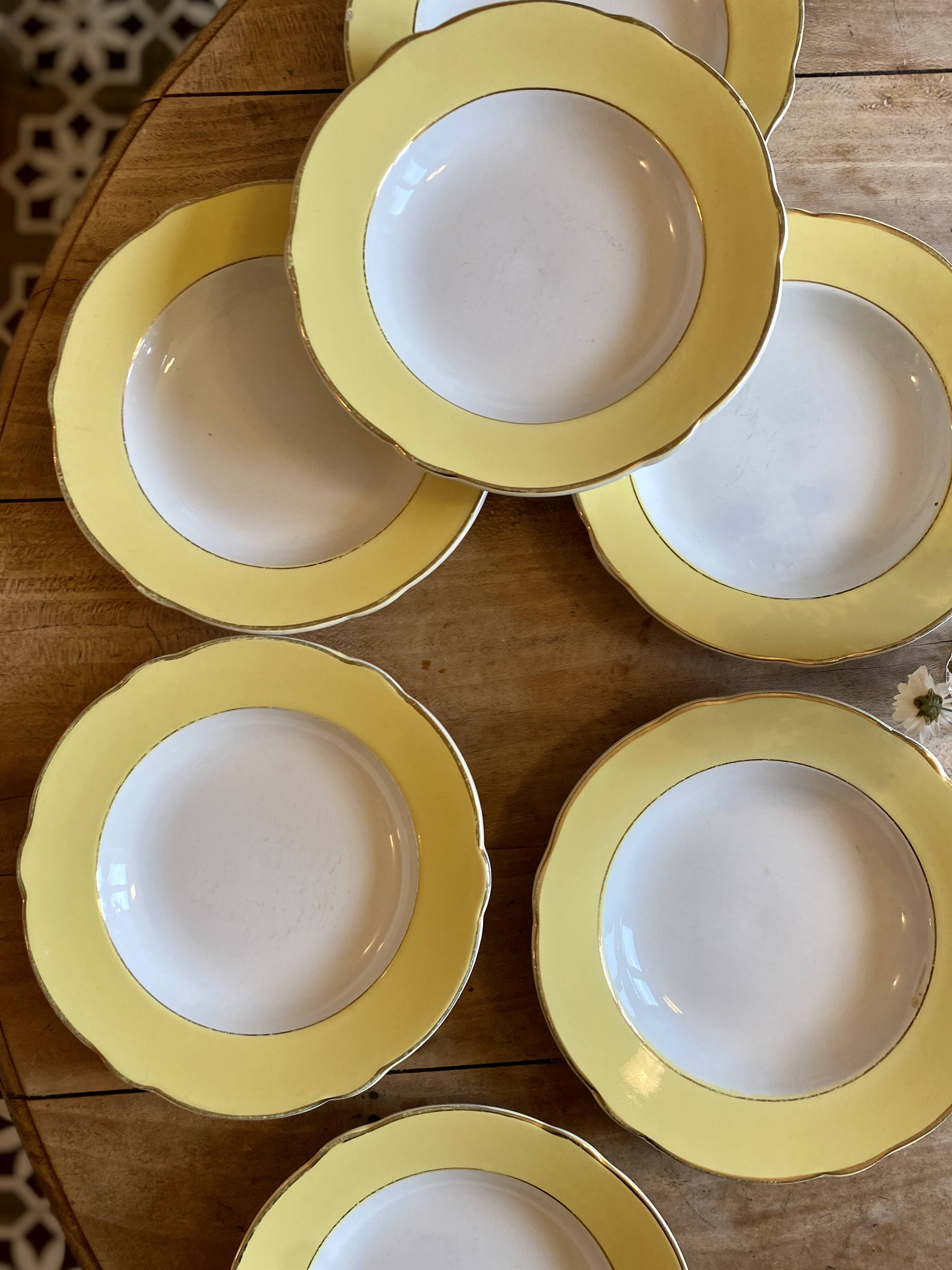 Lot de 7 assiettes creuses vintage modèle Jonquille de Lunéville