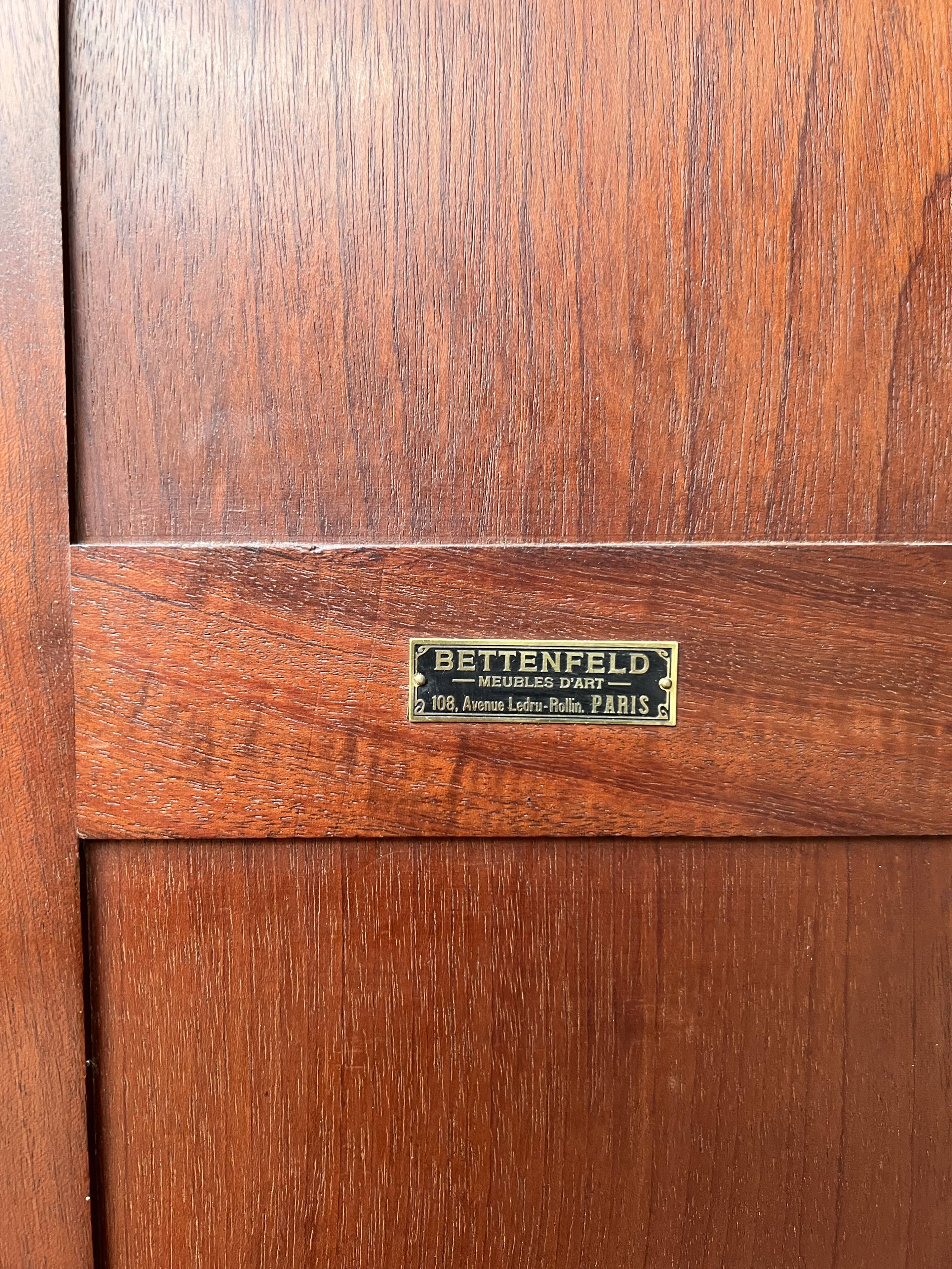 Large mahogany library in Louis XVI style stamped from the Bettenfeld House in Paris.