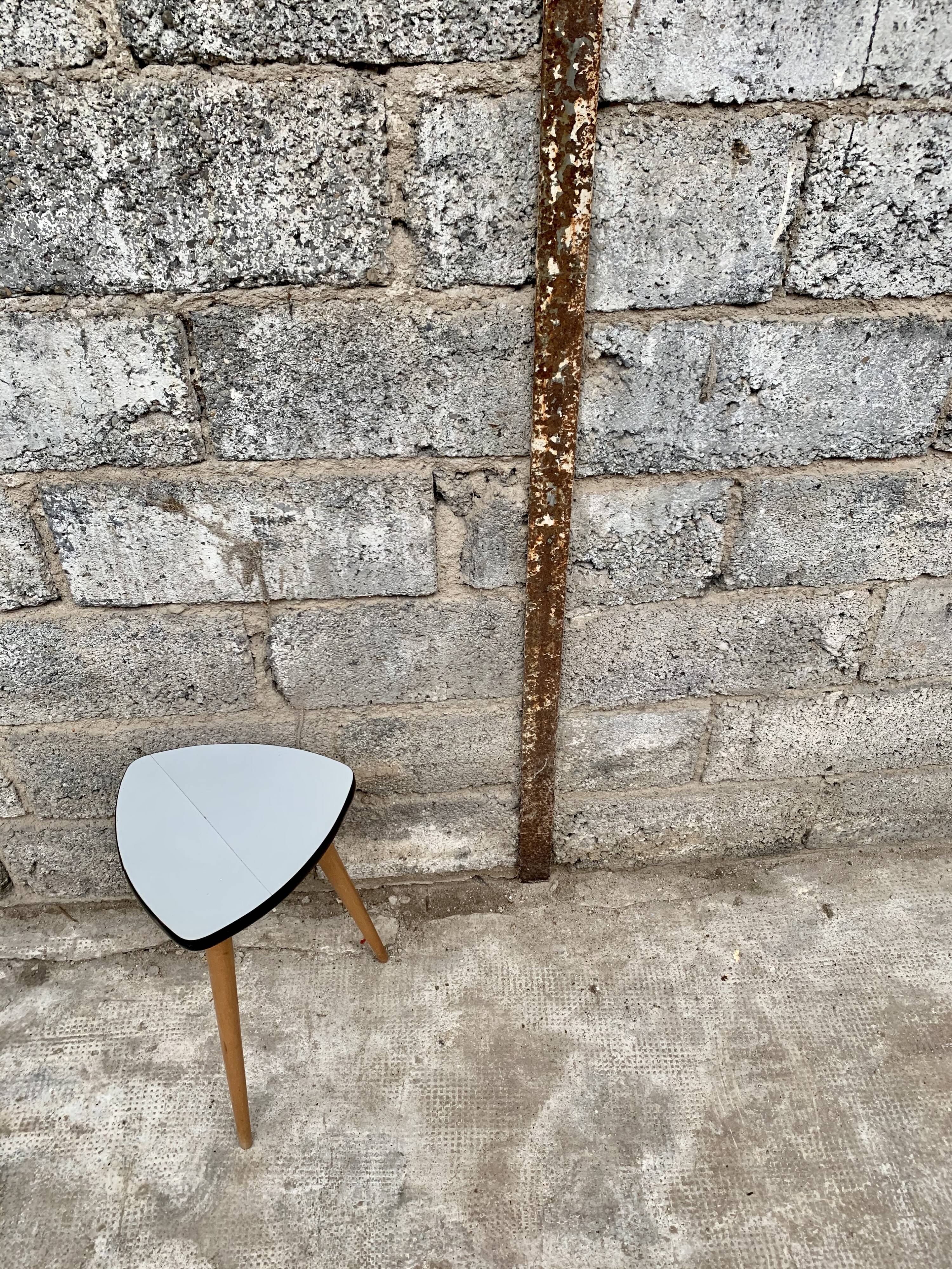 Tabouret formica Triangular healer small grey coffee table vintage tripod door plant