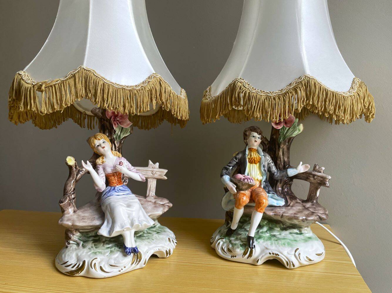 Paire de lampes de table en porcelaine italienne par Capodimonte.